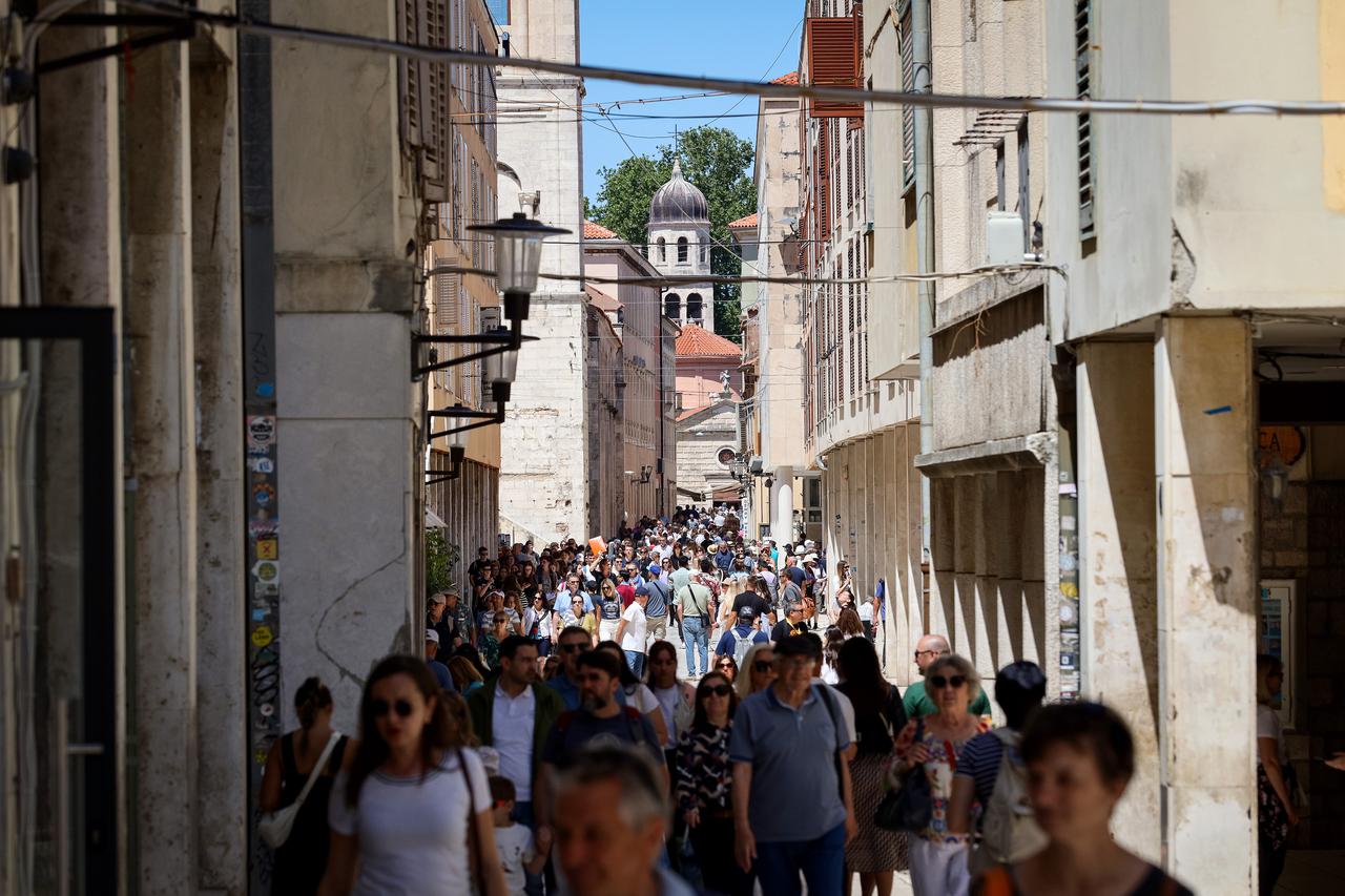 Zadar: Brojni turisti odlučili iskoristiti lijepo i toplo vrijeme za razgledavanje grada