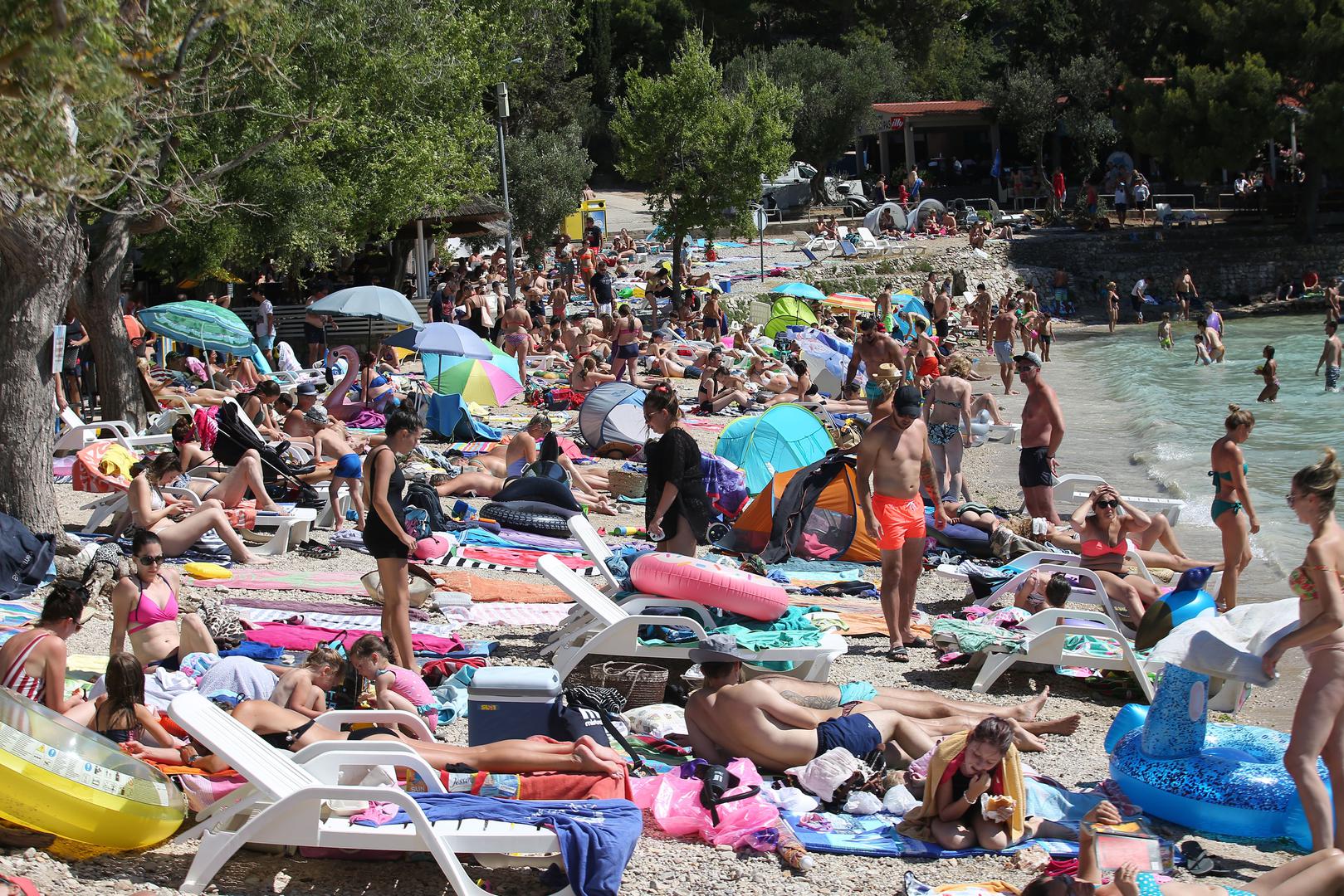 Na poznatoj murterskoj plazi Slanici kupača ima više nego na ostalim popularnim plažama u Hrvatskoj tijekom pandemije koronavirusa. 