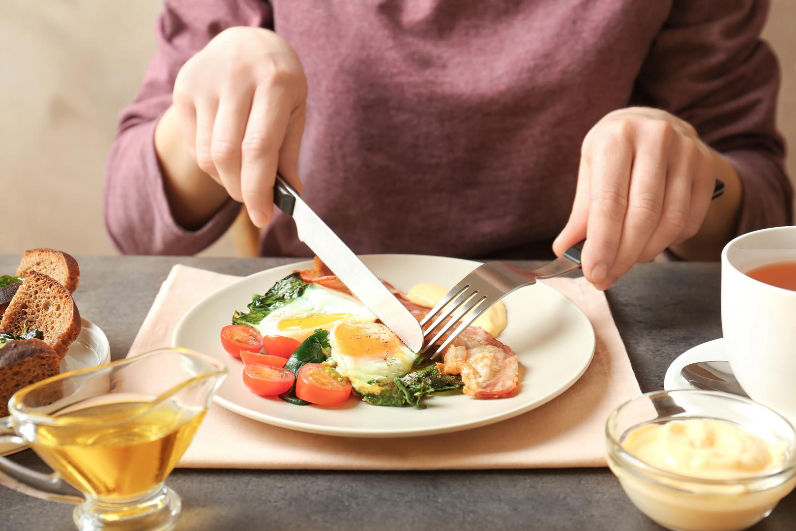 5. Ne unosite dovoljno proteina: Grayson tvrdi da bi većina odraslih trebala ciljati na najmanje 25 grama proteina po obroku da bi pomogli funkcijama kao što je popravak oštećenog tkiva. Usredotočite se na hranu kao što su grah i mahunarke ako tražite ideje ili želite izbjeći pretjerano oslanjanje na meso. "Proteini također pomažu uravnotežiti ugljikohidrate u našim obrocima da bi bolje uravnotežili šećer u krvi i kontrolirali apetit jer nas dulje održavaju sitima", kaže stručnjakinja.