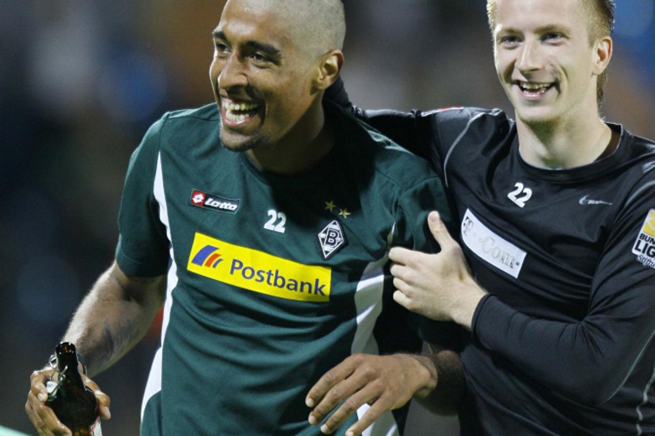 'Borussia Moenchengladbach\'s Dante (L) of Brazil and Marco Reus celebrate beating VFL Bochum 2-1 on aggregate following their German Bundesliga relegation soccer match in Bochum May 25, 2011. Dante c