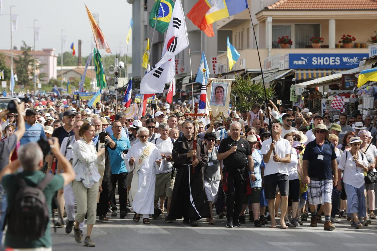 Hodočasnici u Hodnji mira u Međugorju povodom 40. obljetnice ukazanja Gospe