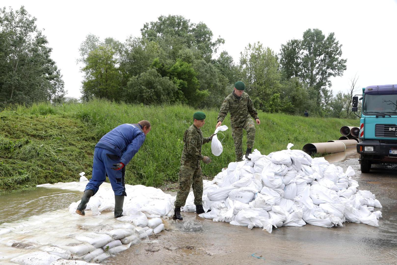 19.05.2023., Petrinja - Doslo je do probijanja rijeke Kupe kroz kanalizacijski sustav u Ulici Antuna Mihanovica te je poslana vojska kako bi se osiguralo mjesto gdje je probila voda. Photo: Edina Zuko/PIXSELL