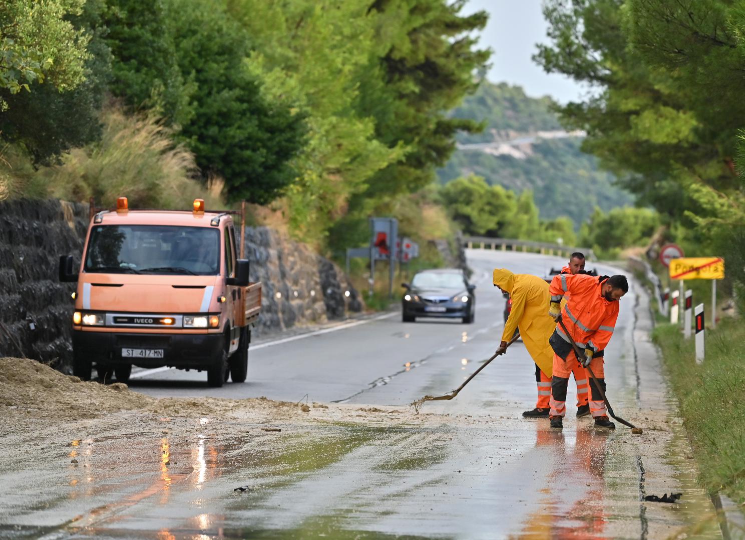 05.10.2024., Podgora - Jako nevrijeme gdje je palo do 140 litara kise po cetvornom metru strovilo je bujice na ulicama Podgore. Photo: Matko Begovic/PIXSELL