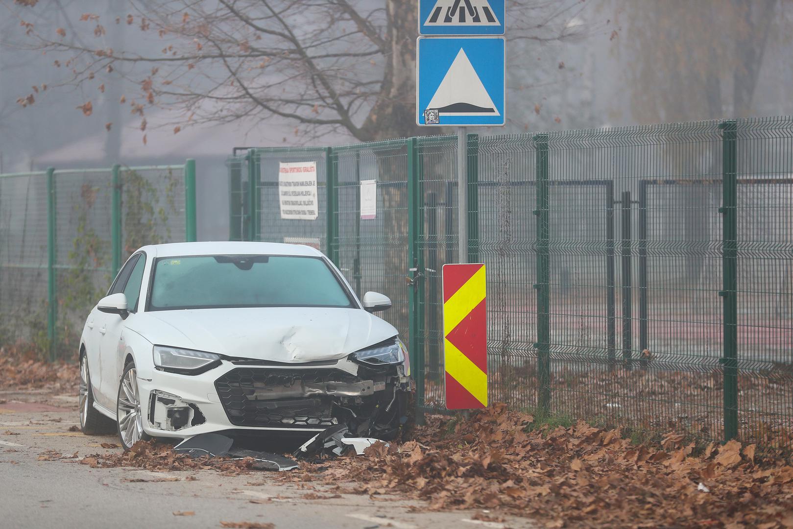 Nepoznati vozač bijelog Audija, sinoć je ili noćas po svemu sudeći imao vožnju koja se otela kontroli te je u Sigetu izletio s kolnika i zabio se te potrgao ogradu igrališta NK Hrvatski dragovoljac u zagrebačkom naselju Siget. 