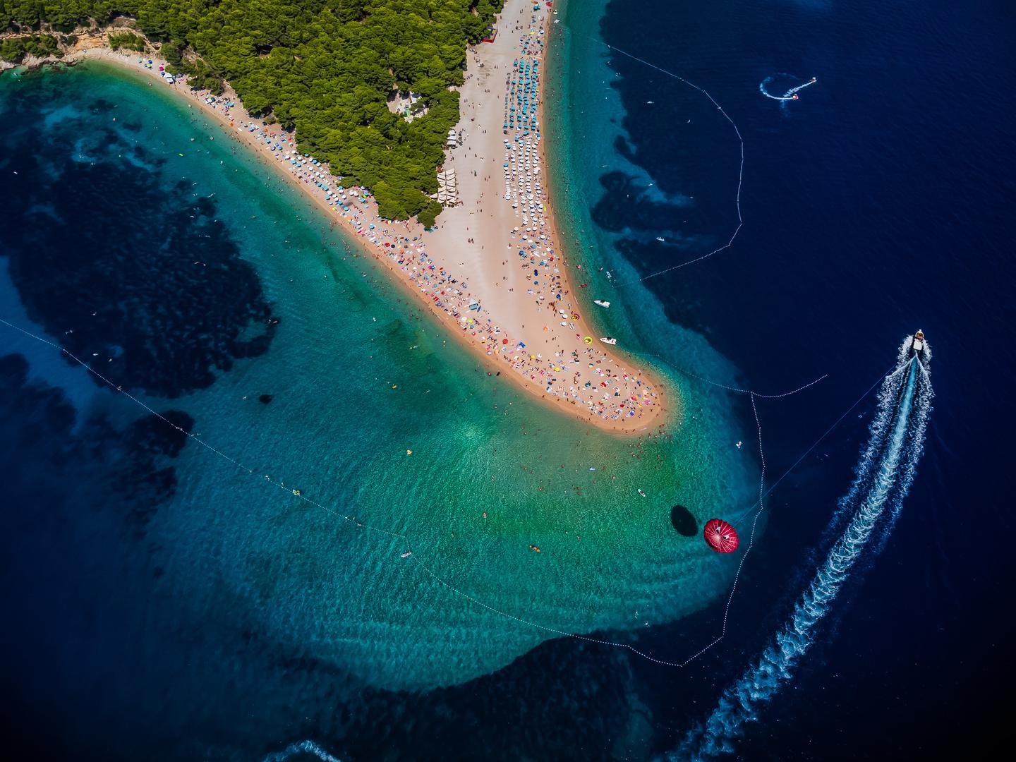 Ne samo da je more u Hrvatskoj čisto i plavo, ono je i najčišće u Europi. Prema podacima Europskog statističkog ureda, Hrvatska je na prvom mjestu po broju kupališta s vodom izvrsne kvalitete. Za više od 99% plaža diljem Hrvatske ocijenjeno je da imaju izvrsnu kakvoću mora za kupanje. Iza Hrvatske slijede Malta s 96,6% i Grčka s 95,8%.