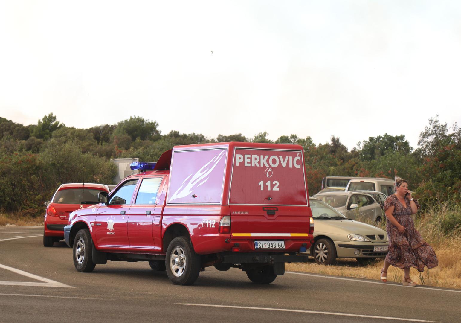 13.07.2022., Zaton - Pozar koji je izbio kod Vodica siri se prema Zatonu. Na terenu je 30-ak vatrogasaca s desetak vozila, a u gasenju su se prikljucila i dva kanadera. Putnici ne mog udalje svojim vozilima zbog zatvorene ceste. Photo: Dusko Jaramaz/PIXSELL