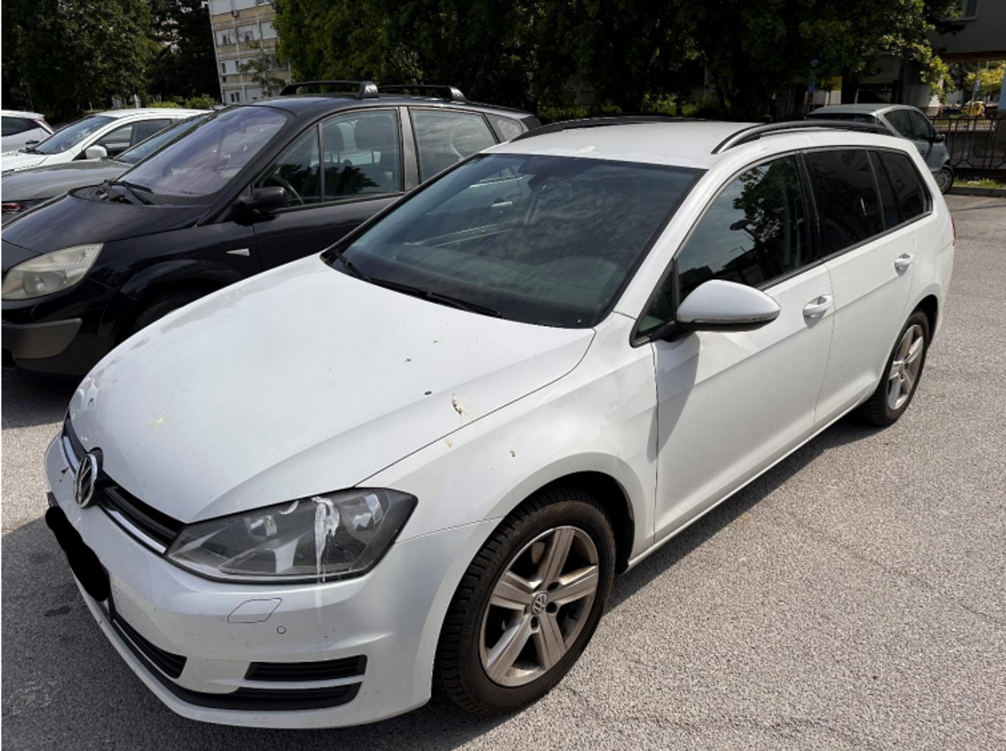 Volkswagen Golf 1.6 TDI Comfortline: Godina proizvodnje je 2015., boja je bijela, a snaga motora je 81 kW. Mjenjač je manualni s pet brzina, pogon prednji, a početna cijena mu je 7.602,88 eura uz trošak procjene od 53,09 eura te jamčevinu od 800 eura. 
