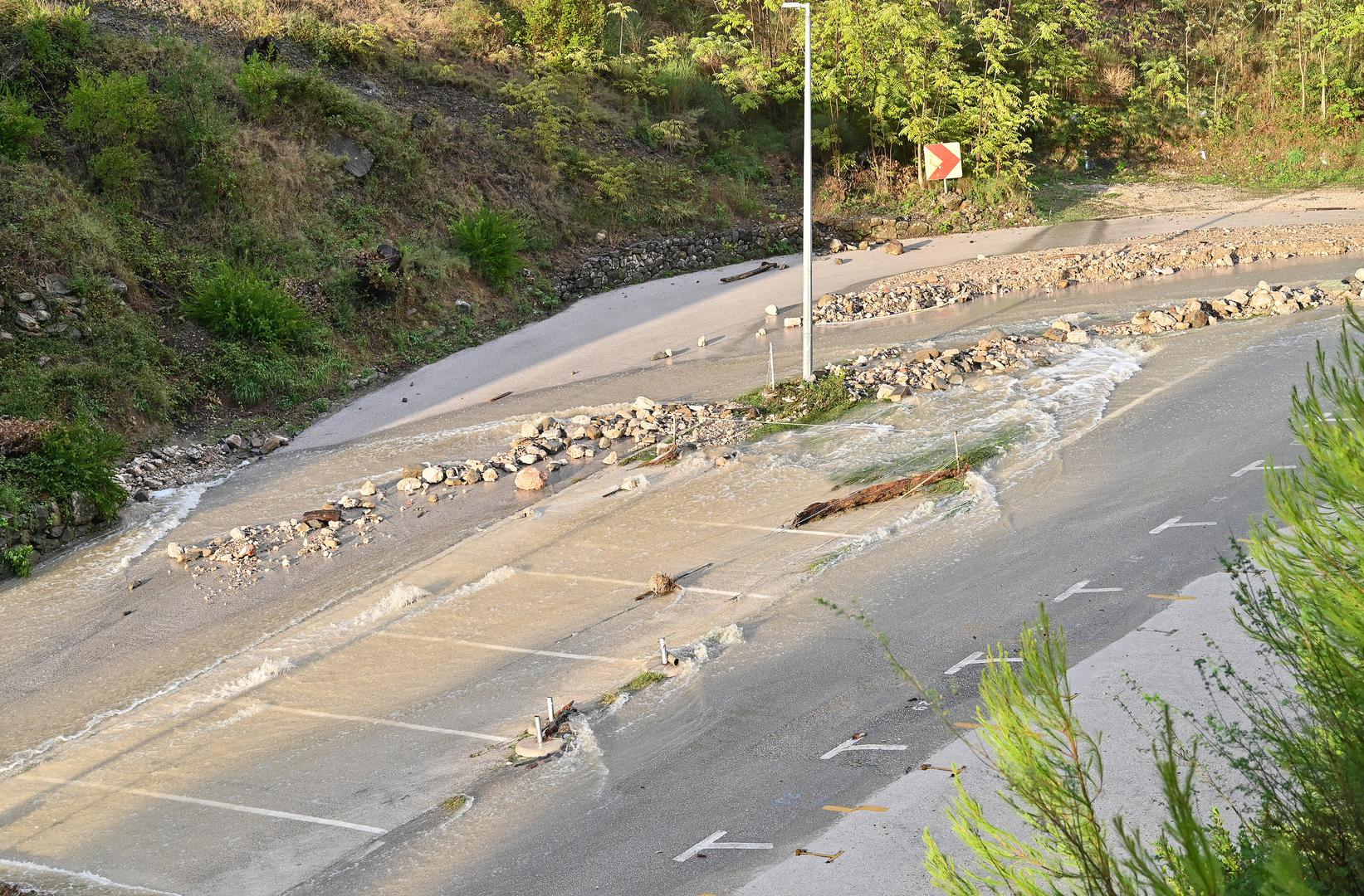 05.10.2024., Podgora - Jako nevrijeme gdje je palo do 140 litara kise po cetvornom metru strovilo je bujice na ulicama Podgore. Photo: Matko Begovic/PIXSELL