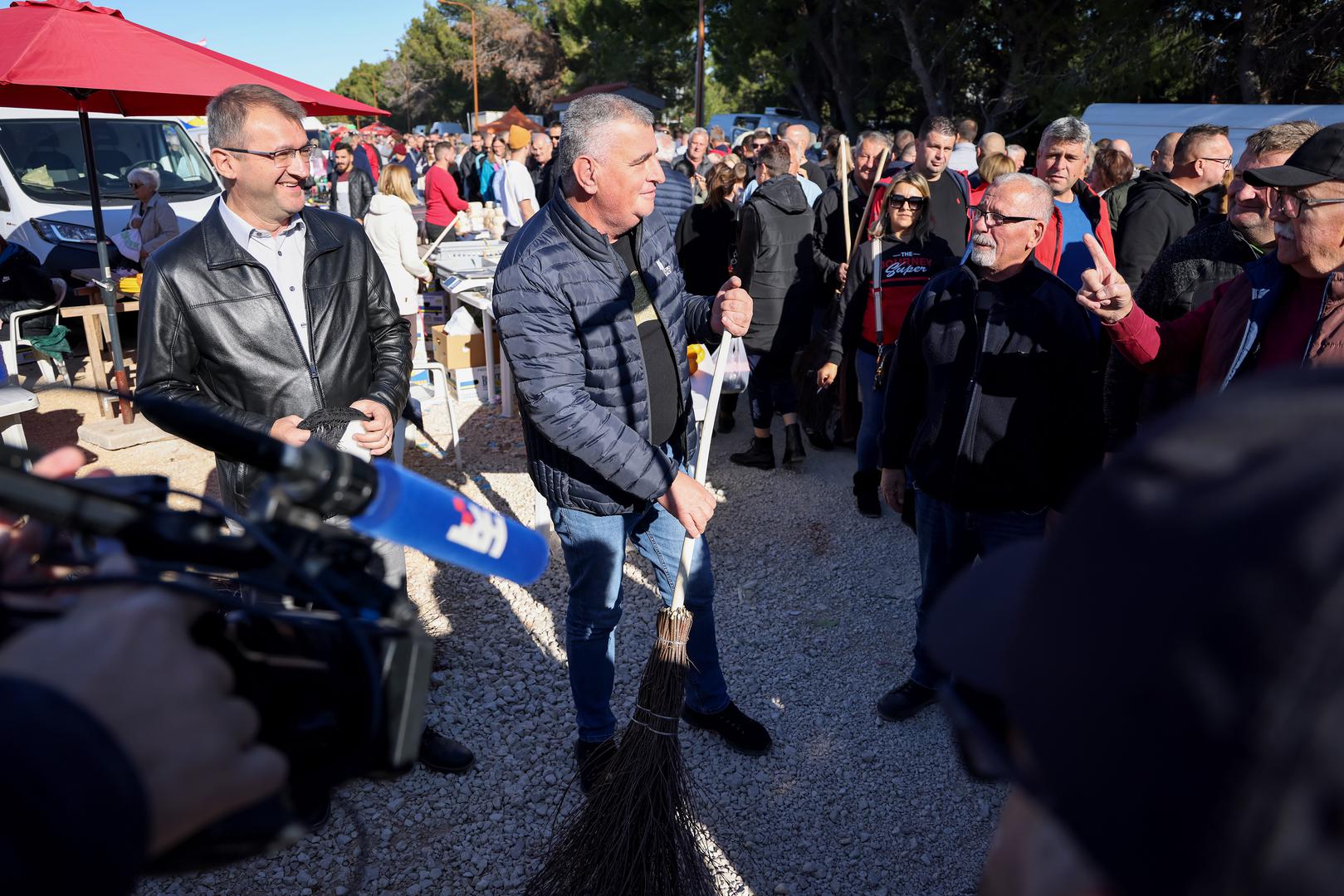 Međutim, Mostov Miro Bulj pokazao je Benkovčanima i snimateljima i - kako se mete. On je nedavno posjetio Benkovački sajam gdje je stigao sa svojim kombijem. 