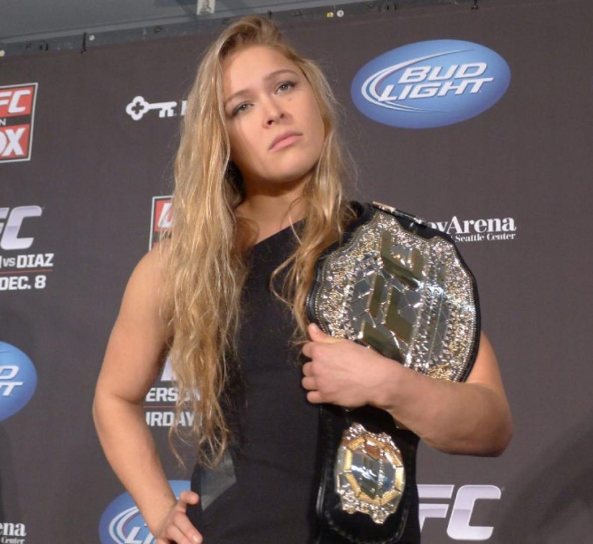 Ронда раузи. Ronda Rousey 2012. Ронда Роузи в шортах. Ронда Роузи отец. Родина Роузи.