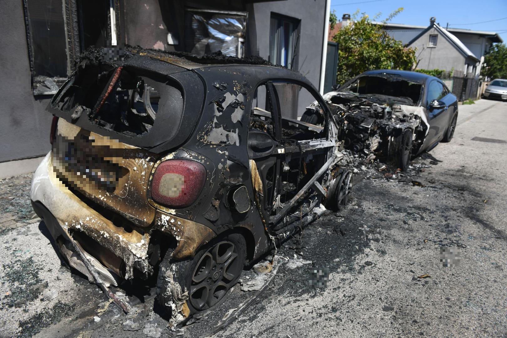 Na području Peščenice izgorjela su dva automobila, a na fotografijama s mjesta događaja vidljivo je kako je vatra zahvatila i dio kuće. 

