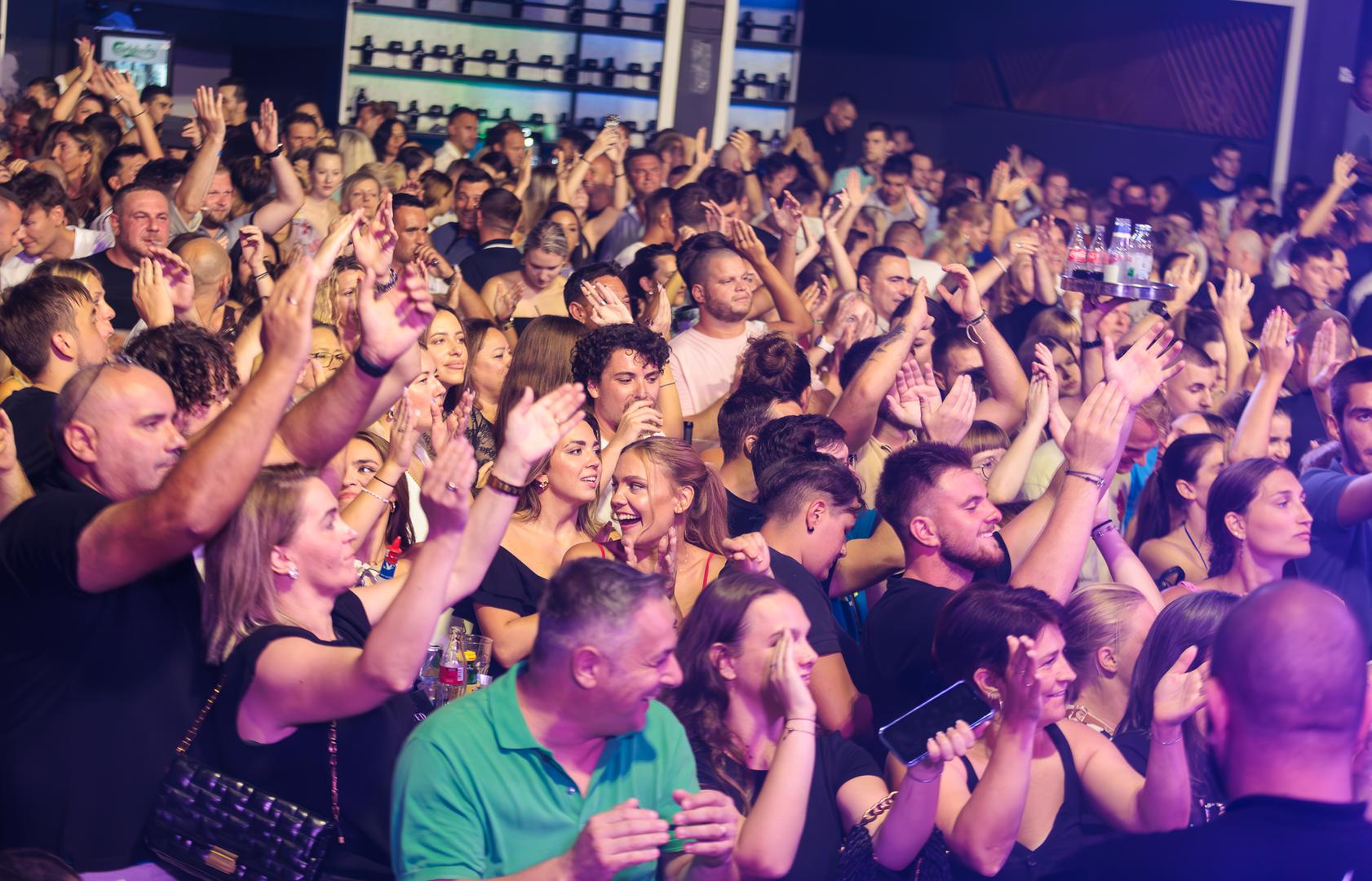 Usprkos velikim i dosad nezabilježenim vrućinama, nitko nije mario za vrijeme, svi su pohrlili na koncert glazbenog idola.