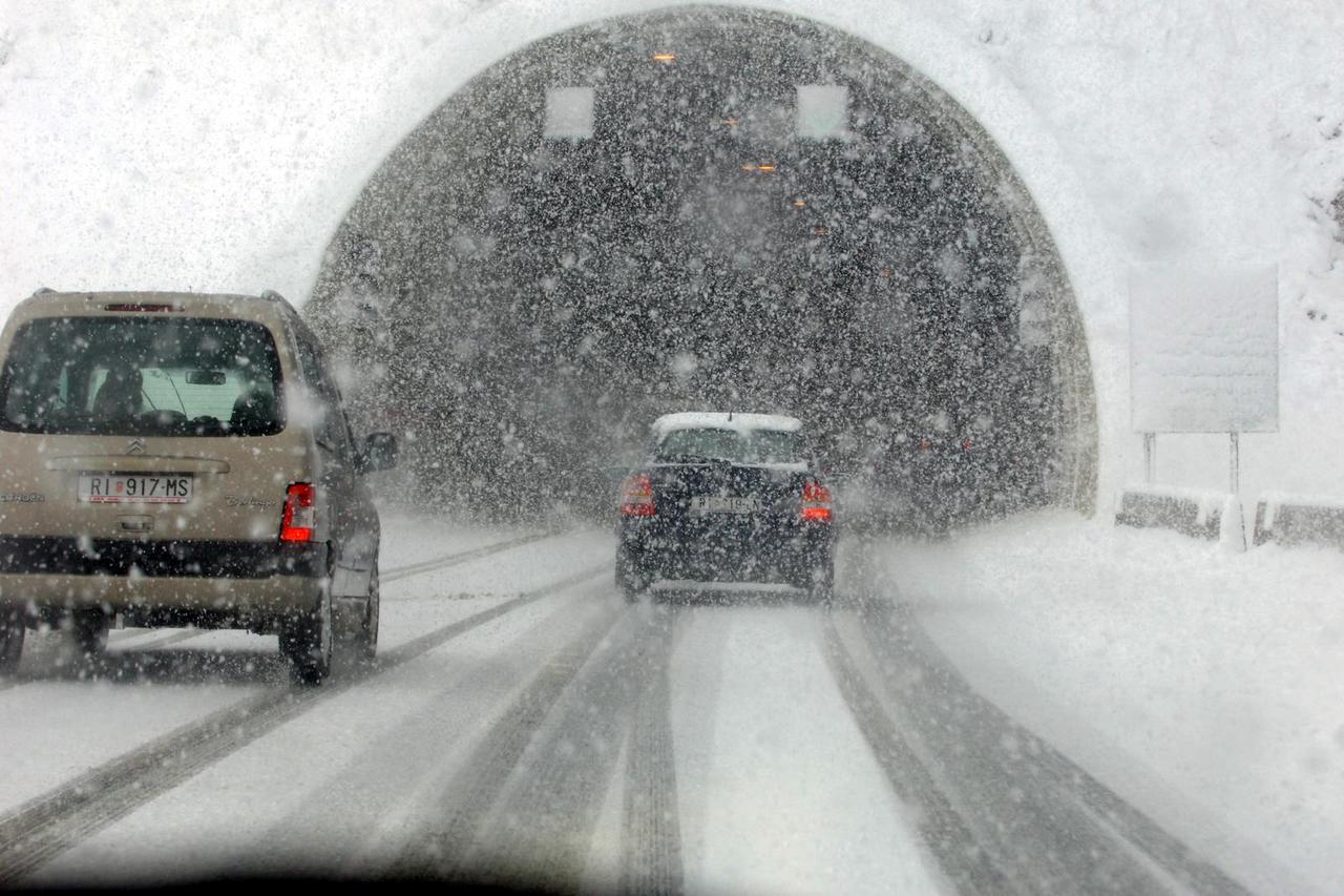 ARHIVA - 2009. Snijeg i velika me?ava na autocesti Rijeka-Zagreb