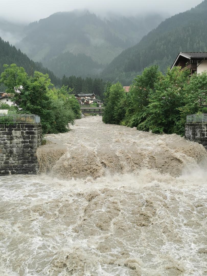 28 August 2023, Austria, Mayrhofen: Due to the continuous rain, the river Ziller Zillertal, Tyrol, has risen sharply. Since Sunday there is a flood warning. Photo: Alexandra Schuler/dpa Photo: Alexandra Schuler/DPA