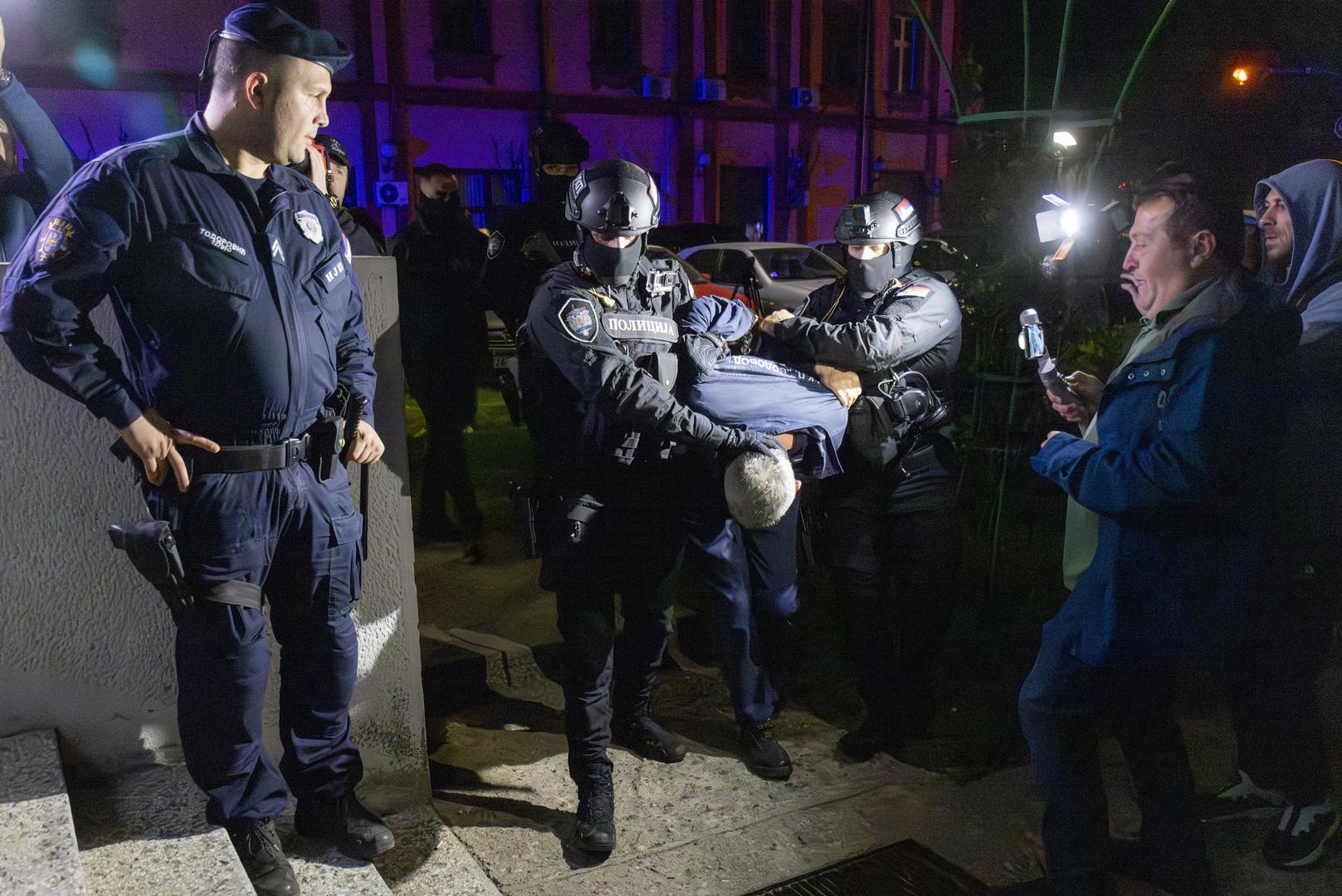 Ispred zgrade nalazi se veliki broj policajaca koji osiguravaju pristup.