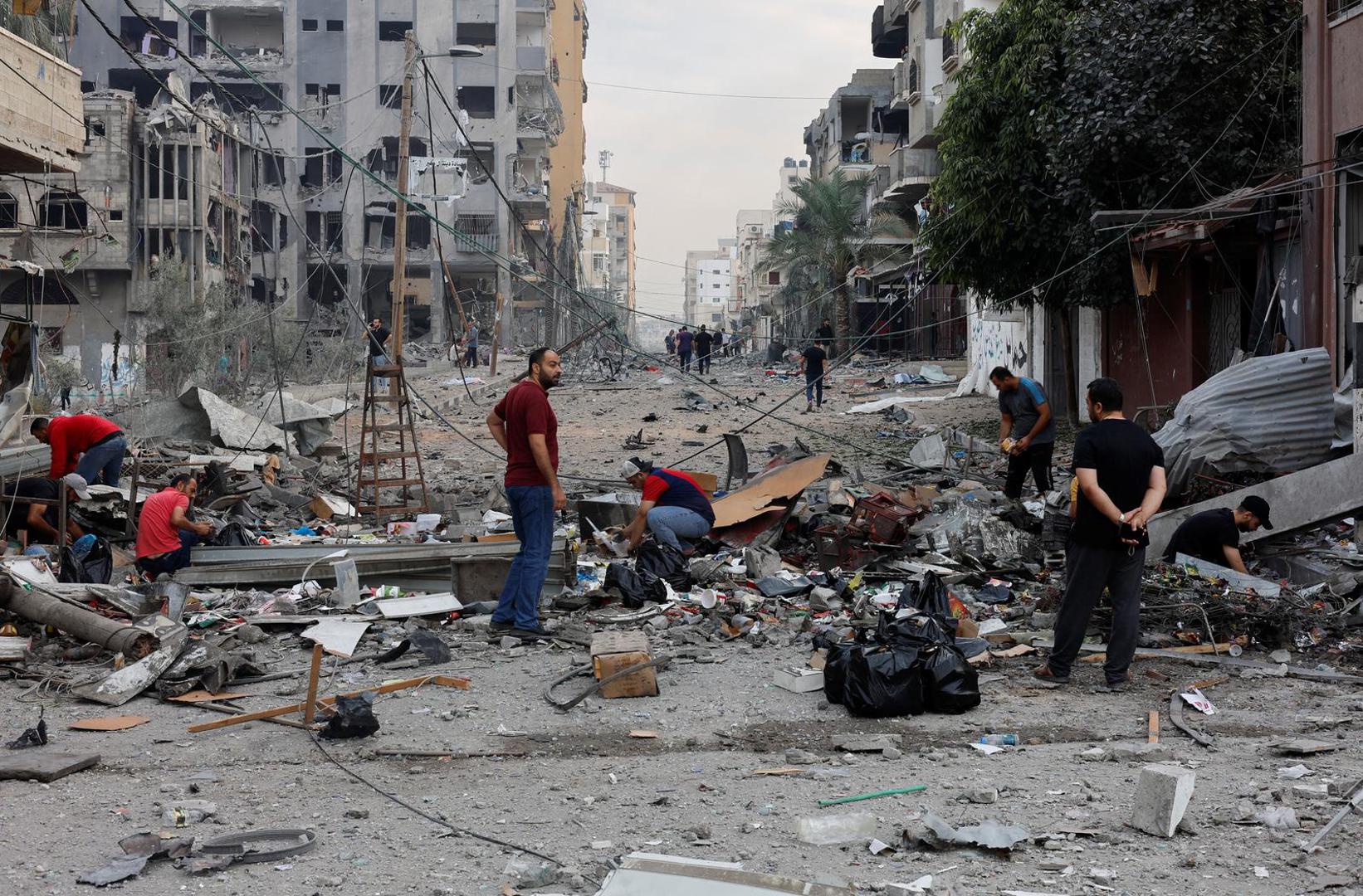 Palestinians inspect the damage in the aftermath of Israeli strikes, in the northern Gaza Strip, October 11, 2023. REUTERS/Mohammed Salem Photo: MOHAMMED SALEM/REUTERS