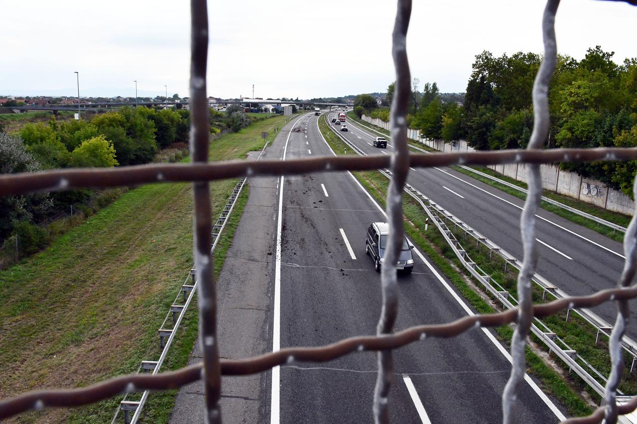 Na autoceasti A3 kod Slavonskog Broda iz prikolice kamiona ispalo stajsko gnojivo