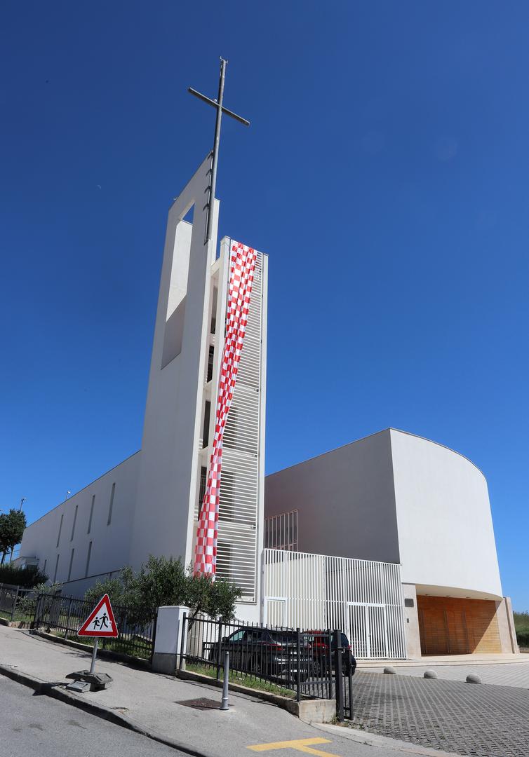 Na Visokoj u Splitu, povodom nogometnog prvenstva, osvanula je velika šahovnica postavljena na crkvi u Župi Presvetog Srca Isusova.