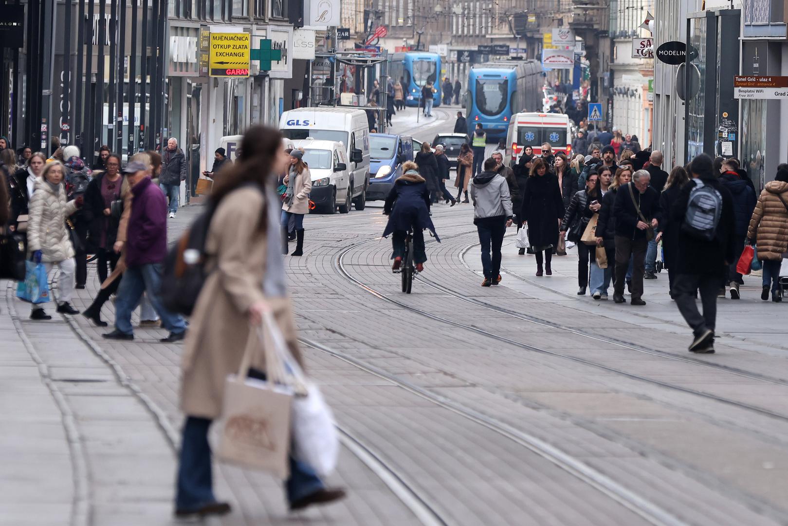 22.12.2023., Zagreb - Zadnjeg radnog dana pred blagdanski produzeni vikend stanje u centru grada je kaoticno, kako u pjesackim zonama tako i u automobilskom i javnom prometu. Za sve one koji niti ove godine nisu uspjeli panirati sve obveze prije guzvi savjet je da cuvaju zivce i iduce godine vise pozornosti posvete planiranju. Photo: Patrik Macek/PIXSELL