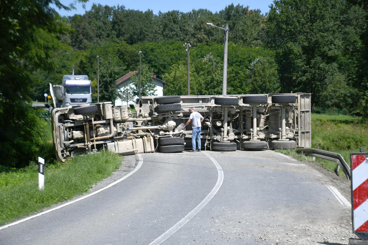 U Velikim Zdencima se teretni kamion pun zemlje prevrnuo na bok, zatvorena državna cesta