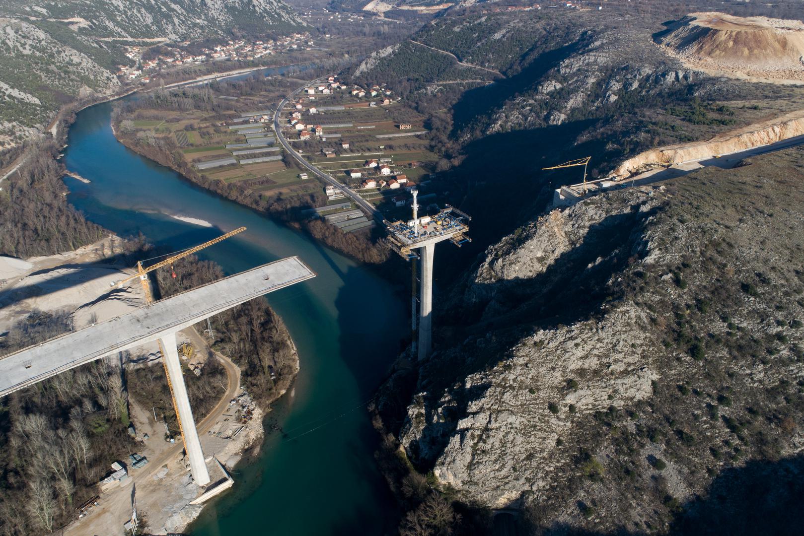 05.01.2023., Pocitelj, Bosna i Hercegovina - Radovi na mostu Pocitelj, jednom od najvecih infrastrukturnih projekata na Koridoru 5C, jos uvijek traju, iako je trebao biti zavrsen u 03. mjesecu prosle godine. Most Pocitelj duzine 980m i visine 100m, a gradi se u sklopu poddionice Pocitelj - Zvirovici. Photo: Armin Durgut/PIXSELL