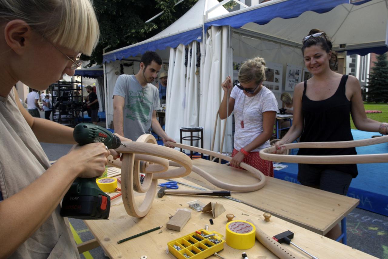 '25.08.2010. Centar grada, Varazdin, Na 12. Spancirfestu, festivalu dobrih emocija, organizirane su i raznorazne radionice, studentska radionica dizajna Photo: Marko Jurinec/PIXSELL'