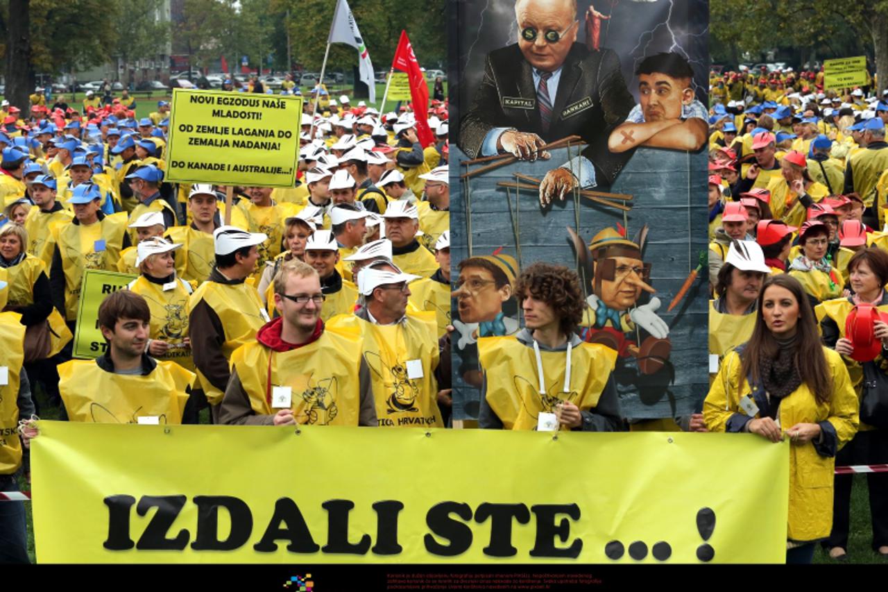 '11.10.2012., Zagreb - Clanovi Matice sindikata javnih sluzbi krenuli su s Trga Francuske republike prema Trgu bana Jelacica i Trgu sv. Marka u dugo najavljivani prosvjed zbog Vladinog otkazivanja Tem