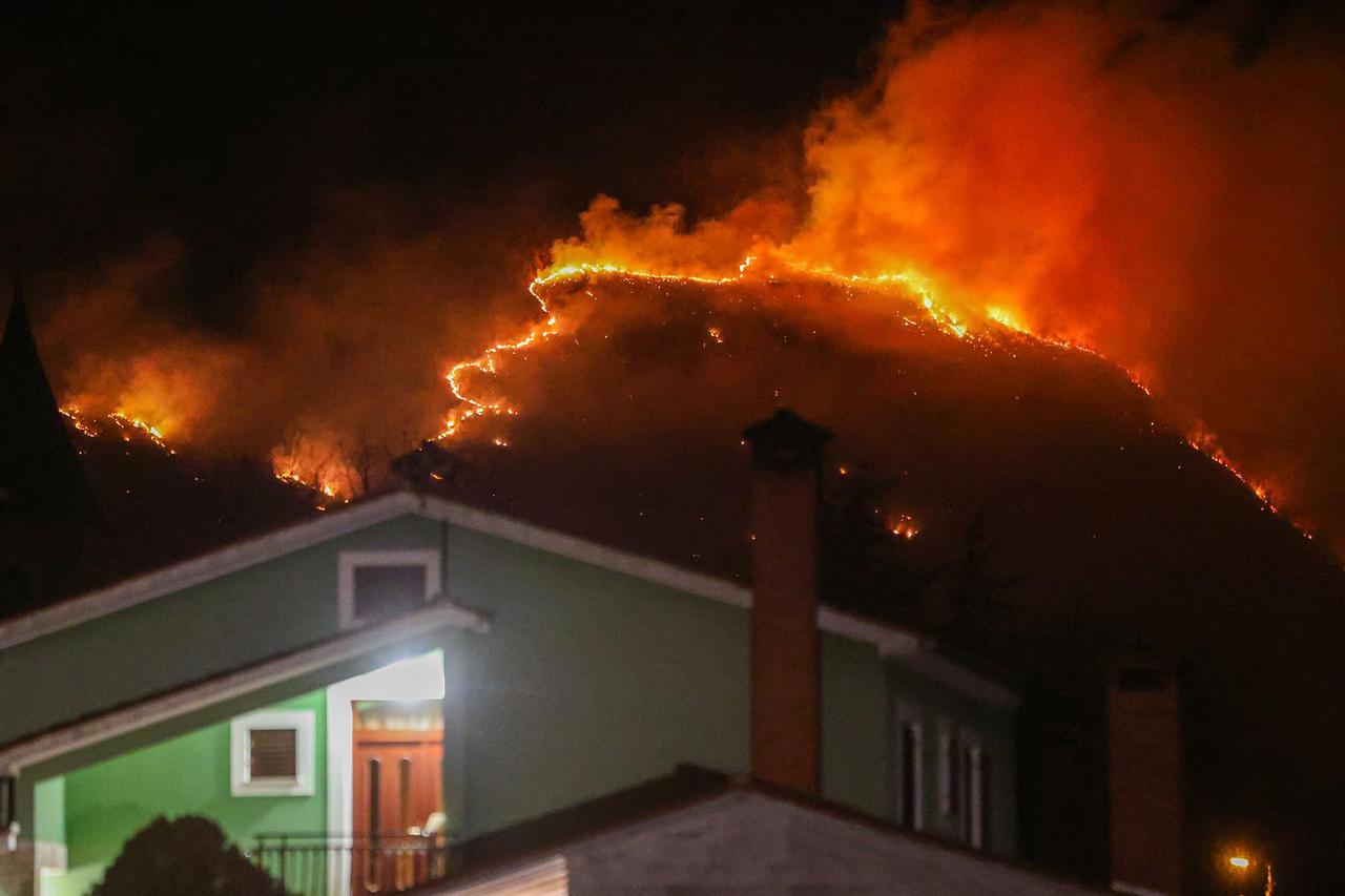 Požar koji je  poslijepodne izbio podno Učke sad je pod kontrolom