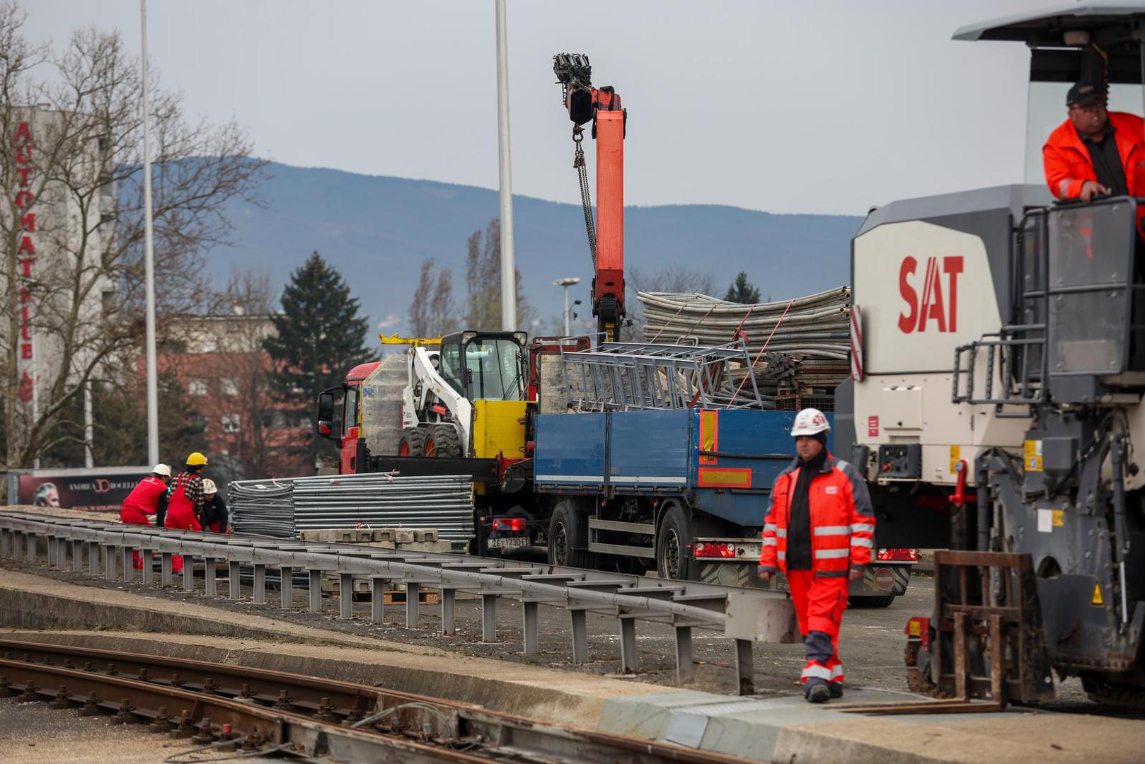 04.03.2024., Zagreb - Nova regulacija prometa radi radova sanacije prijelaznih naprava i izvanrednog odrzavanja Jadranskog mosta. Za vrijeme izvodjenja radova, za promet ce biti zatvoren istocni kolnik mosta, a sav promet odvijat ce se dvosmjerno po zapadnom kolniku, u dva prometna traka za svaki smjer. U zoni radova na Jadranskom mostu bit ce onemoguceno kretanje pjesaka i biciklista, koji ce biti preusmjereni preko starog Savskog mosta. Photo: Igor Kralj/PIXSELL