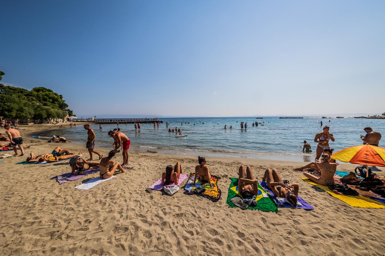 Split: Domaći i turisti na plaži Firule potražili osvježenje od velikih vrućina