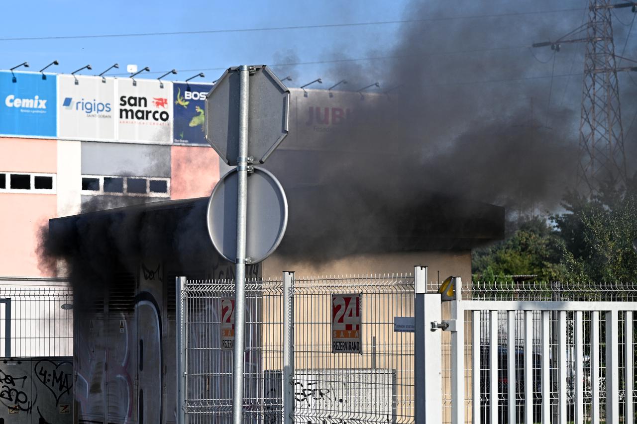 Zagreb: Vatrogasci gase požar na trafostanici koji je izbio na Aveniji Većeslava Holjevca