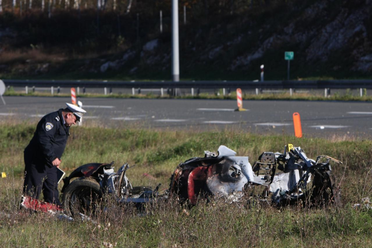 'Karlovac - U teskoj prometnoj nesreci koja se dogodila na 62. km autoceste prema Rijeci kod cvora Bosiljevo u potpunosti izgorio Ferrari. Zenska osoba poginula u nesreci.Ferrari je sletio s ceste i i