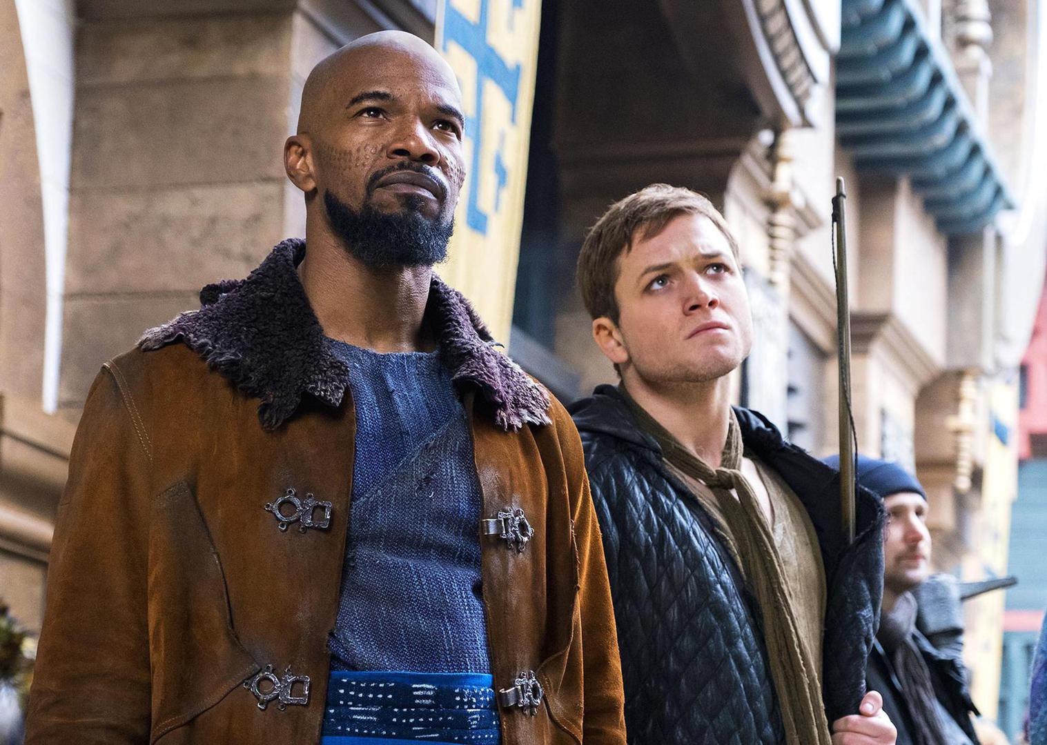 4. Robin Hood (2018): Srednjovjekovni grad Dubrovnik ponovno je zauzeo središnje mjesto u Robin Hoodu, u kojem glume Taron Egerton i Jamie Foxx. Dobro očuvane gradske utvrde i šarm starog svijeta služili su kao zamjena Nottinghamu i drugim engleskim mjestima tijekom križarskih ratova. Produkcija je u potpunosti iskoristila impozantne dubrovačke zidine i popločane ulice, dajući filmu autentičan i grub srednjovjekovni dojam.