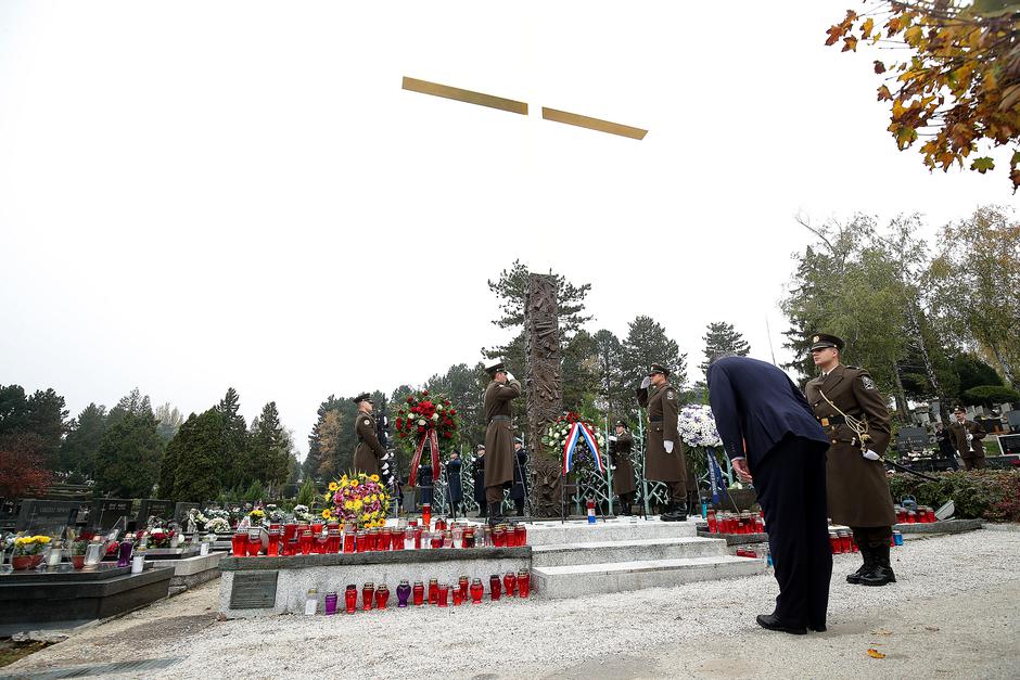 Milanović zapalio svijeću kod Središnjeg križa u Aleji poginulih hrvatskih branitelja