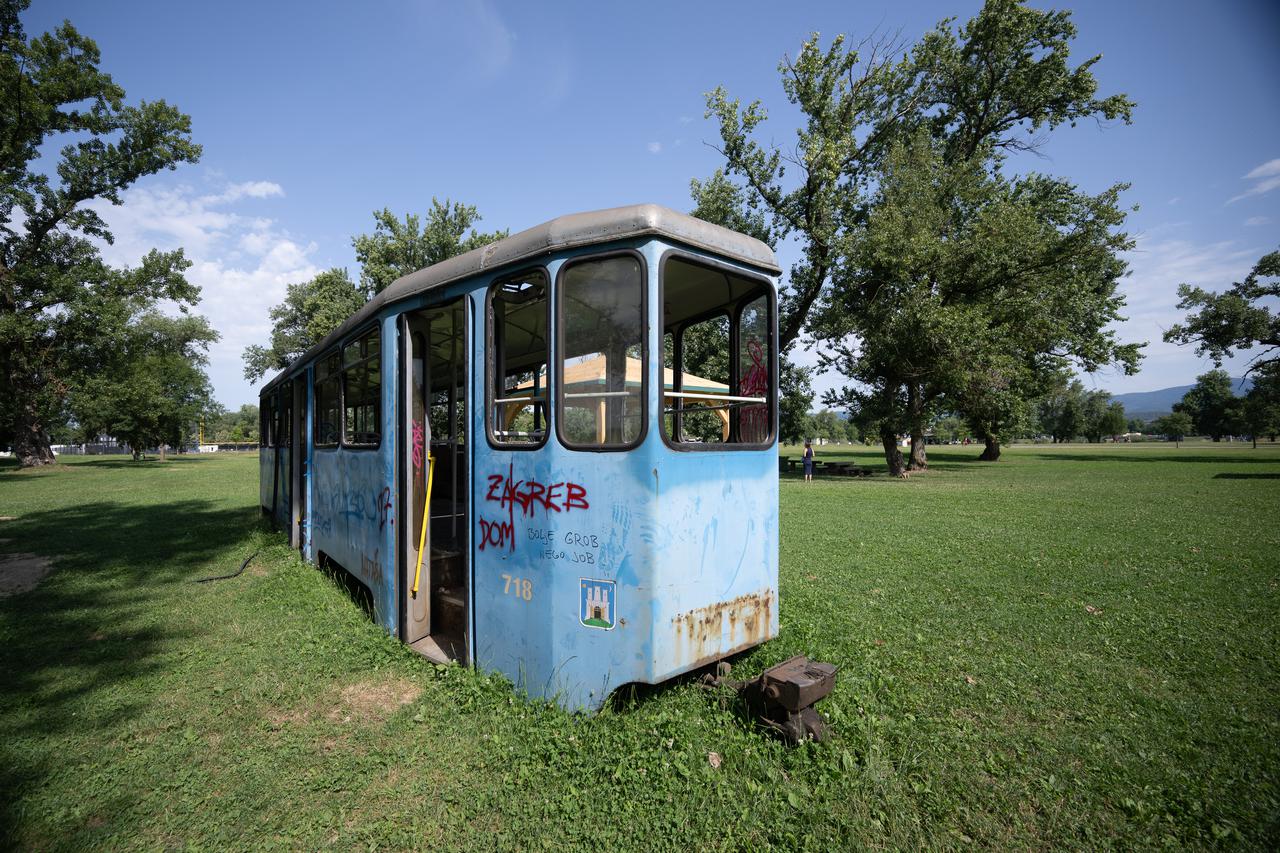 Zagreb: Stari  tramvaj na livadi kod velikog jezera na ŠRC Jarunu potpuno je devastiran 