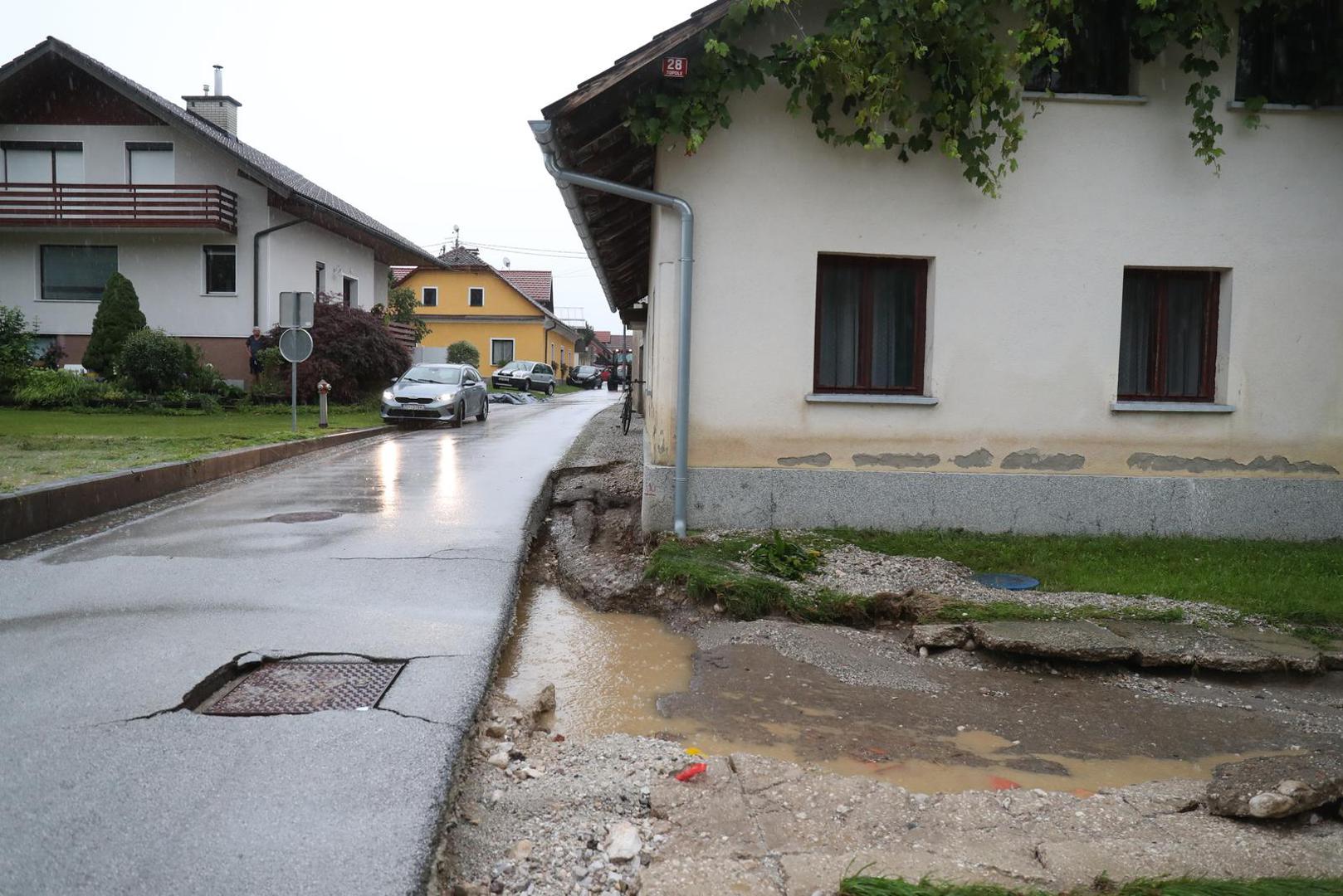 04.08.2023., Menges, Slovenija - Stanovnici i vatrogasci bore se s posljedicama velike poplave Photo: Matija Habljak/PIXSELL