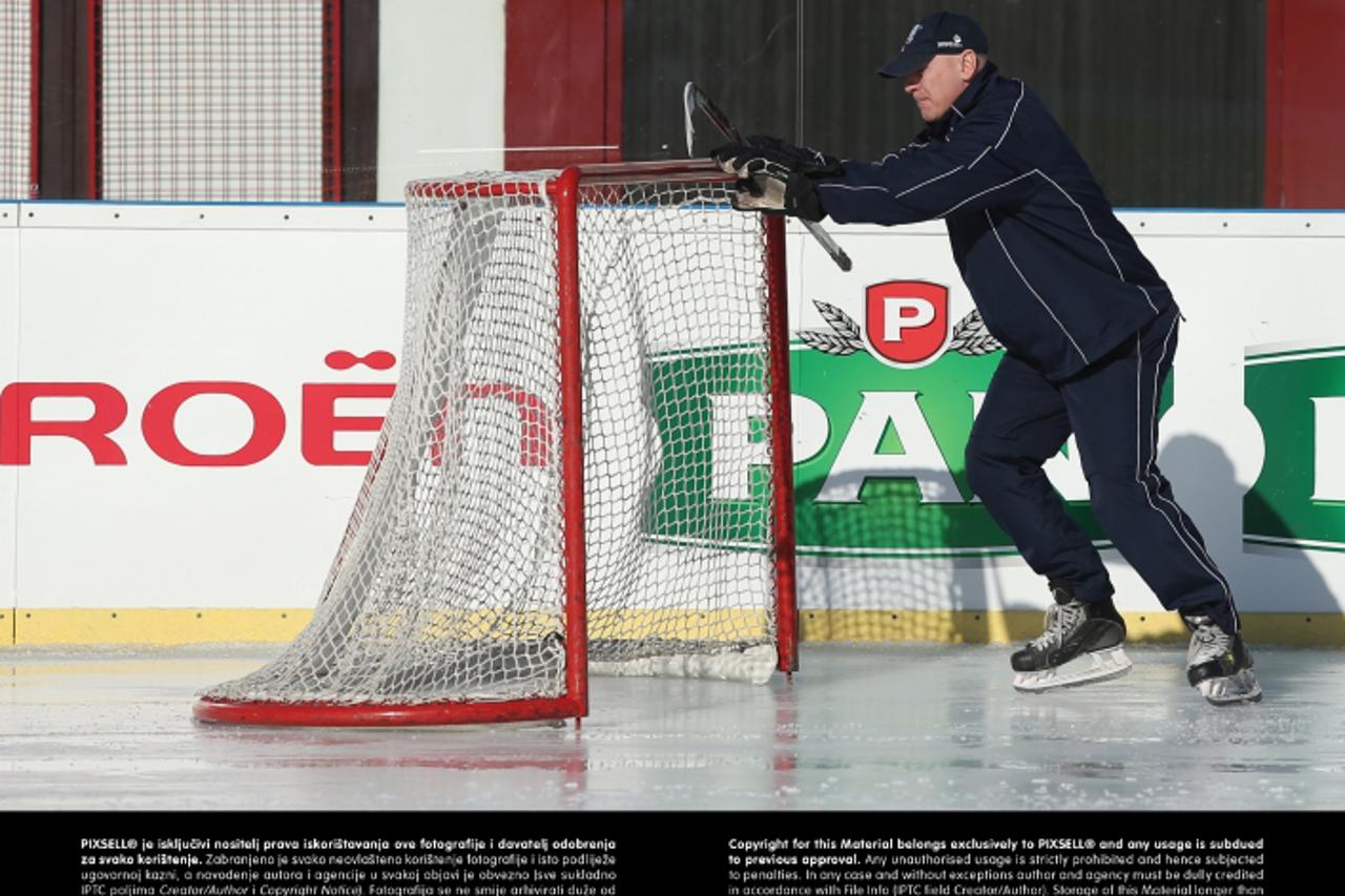 '31.01.2013., Zagreb - Trening hokejasa KHL Medvescaka na Salati uoci utakmice Winter classica s UPC Vienna Capitals. Trener Marty Raymond. Photo: Marko Lukunic/PIXSELL'