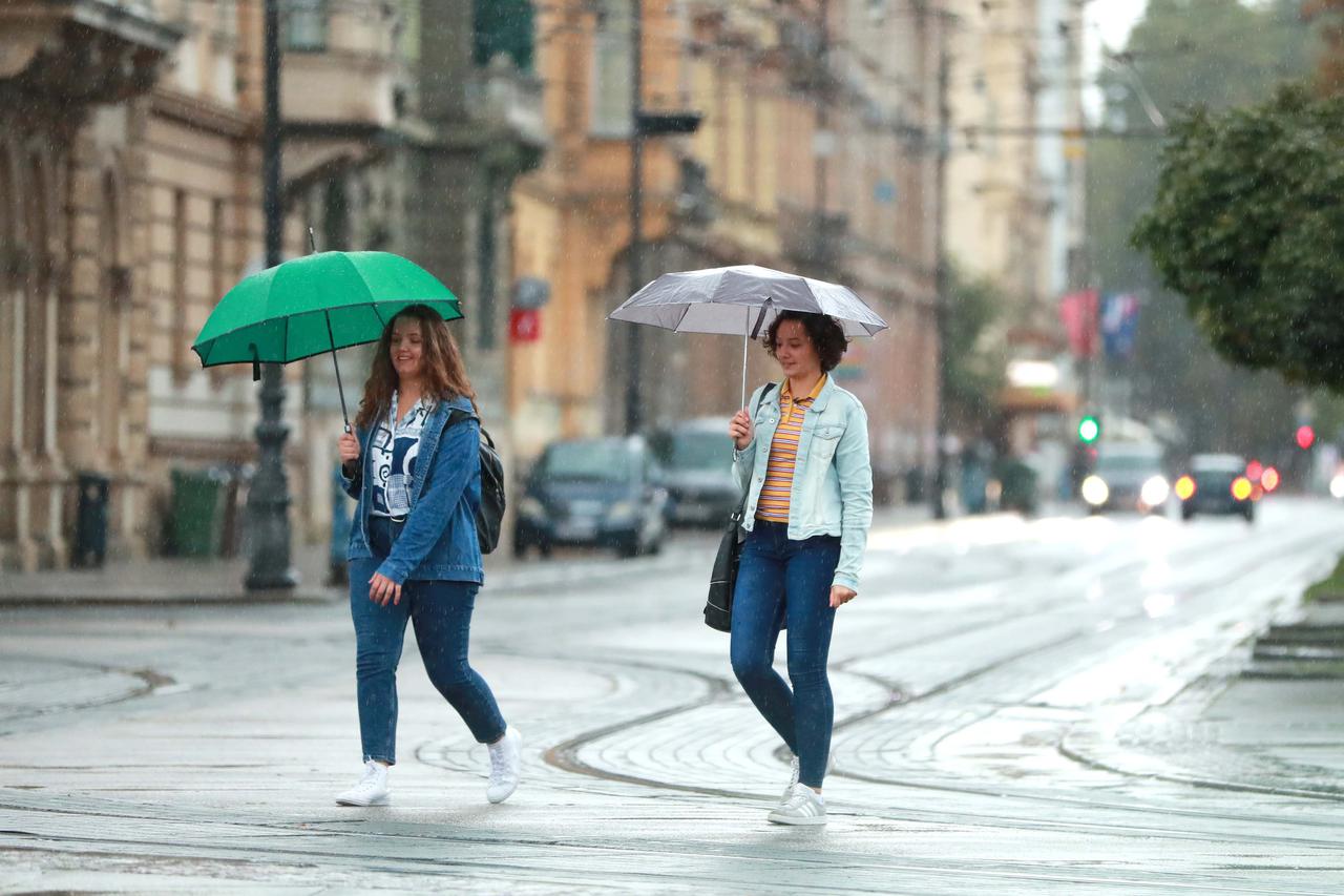 Zagreb: U središte grada stiglo zahlađenje i kiša