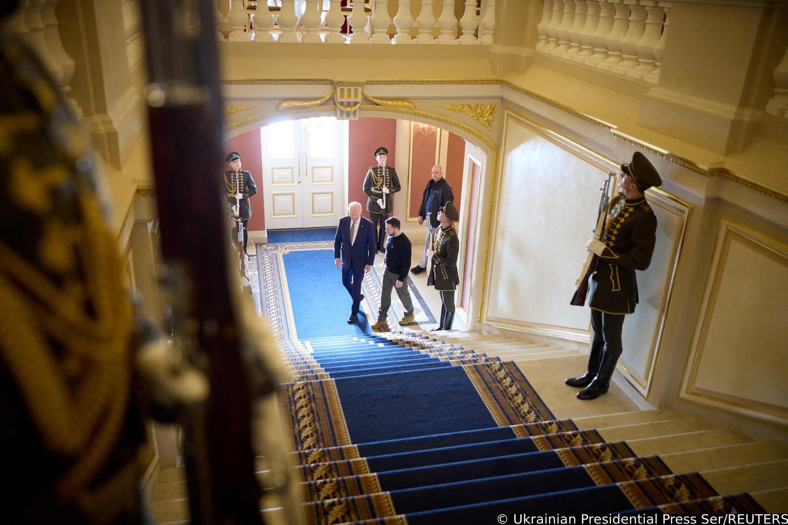 Ukraine's President Volodymyr Zelenskiy and U.S. President Joe Biden walk inside the Mariinskyi Palace, amid Russia's attack on Ukraine, in Kyiv, Ukraine February 20, 2023. Ukrainian Presidential Press Service/Handout via REUTERS ATTENTION EDITORS - THIS IMAGE HAS BEEN SUPPLIED BY A THIRD PARTY. Photo: Ukrainian Presidential Press Ser/REUTERS