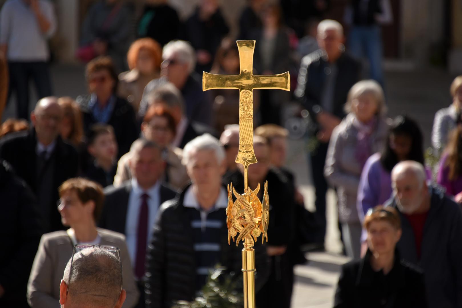 Hrvatski naziv Cvjetna nedjelja, Cvjetnica, Palmenica ili Uličnica odnose se na procesije s blagoslovljenim grančicama u spomen na Isusov ulazak u Jeruzalem. U hrvatskom folkloru taj je dan obilježen uporabom raznovrsna proljetnog bilja: grančica drijenka, vrbe, lijeske, ljubica i bršljana (u kontinentalnoj Hrvatskoj) te maslinovih i palminih grana (u primorskoj Hrvatskoj).