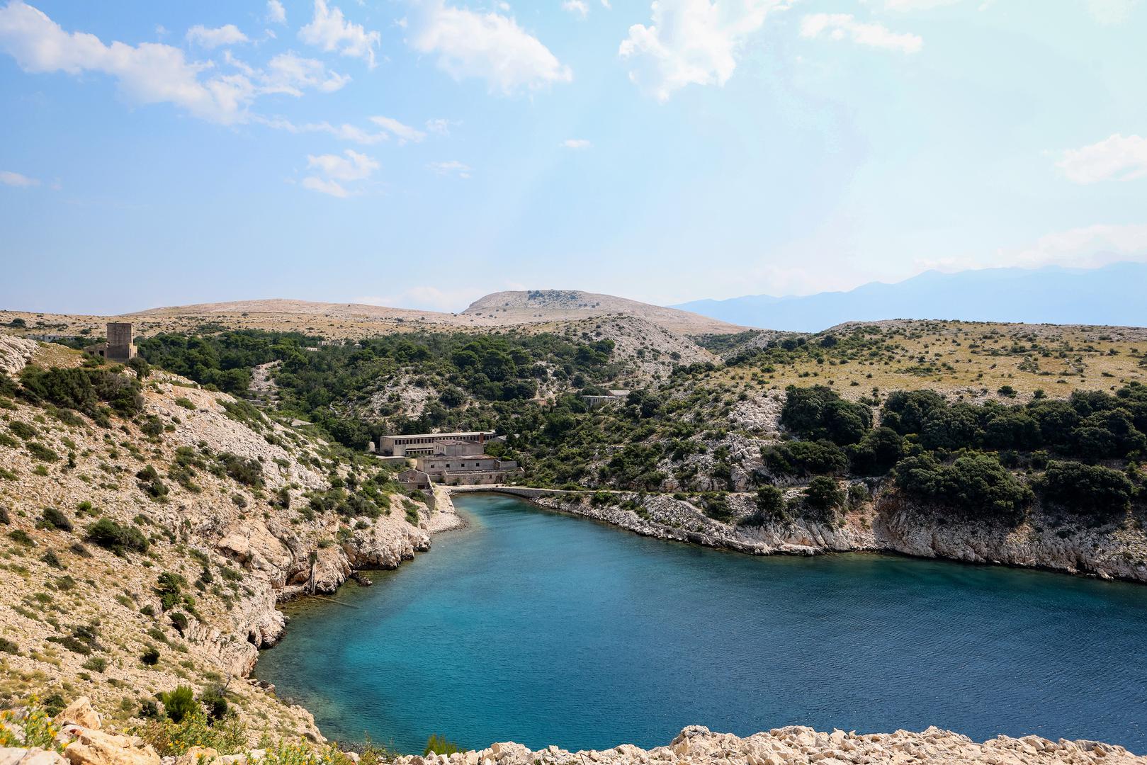 Stoljećima nenaseljen, ondje su povremeno stizali tek stanovnici iz okolnih područja kako bi pustili svoje ovce na ispašu. Otok Goli 1949. godine, po nalogu rukovodstva Komunističke partije i države, bio je pretvoren u koncentracijski logor.