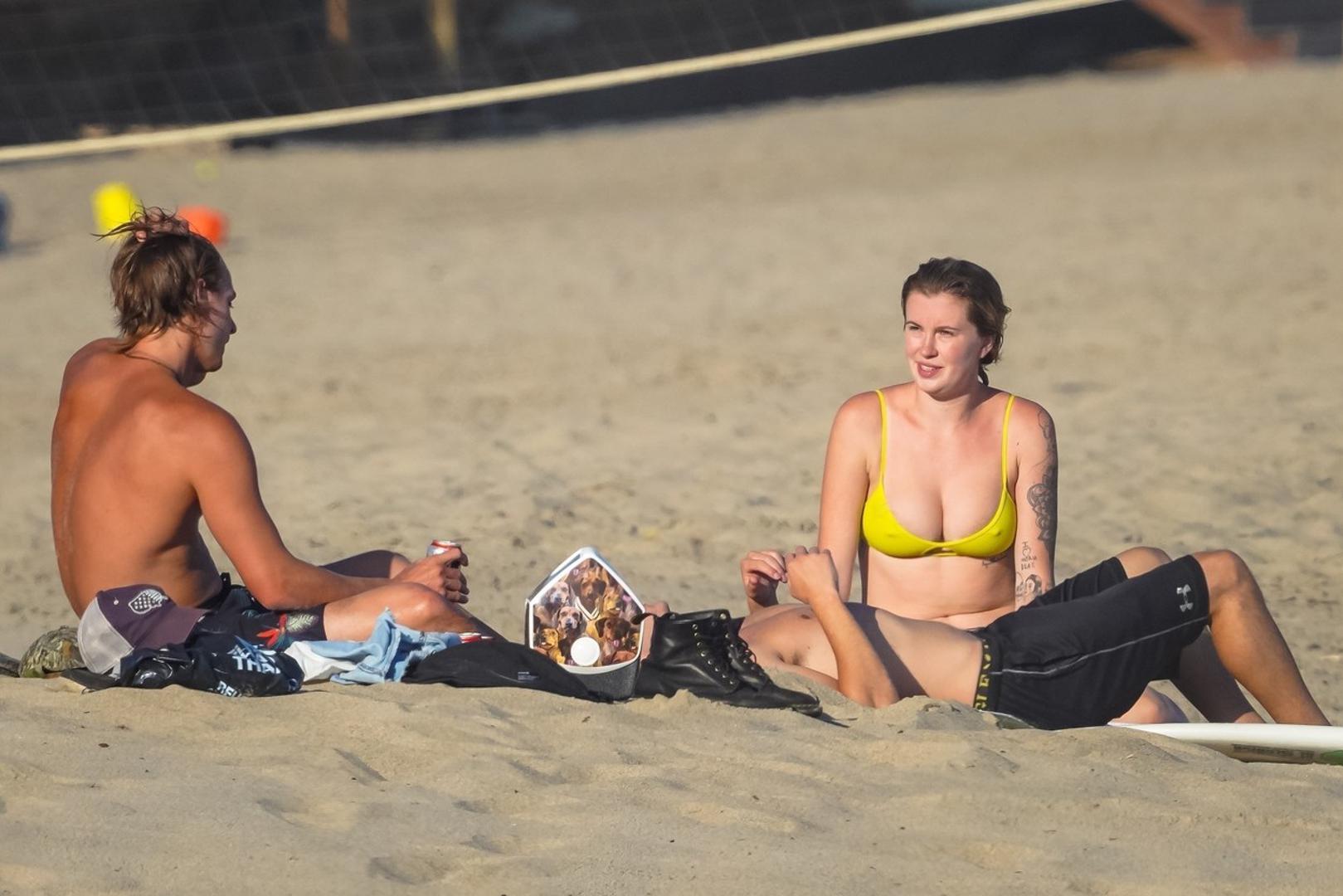 Paparazzi su je sada snimili dok je u društvu dečka uživala na plaži u Los Angelesu i na tim fotkama ne izgleda baš isto kao i na onima s Instagrama.