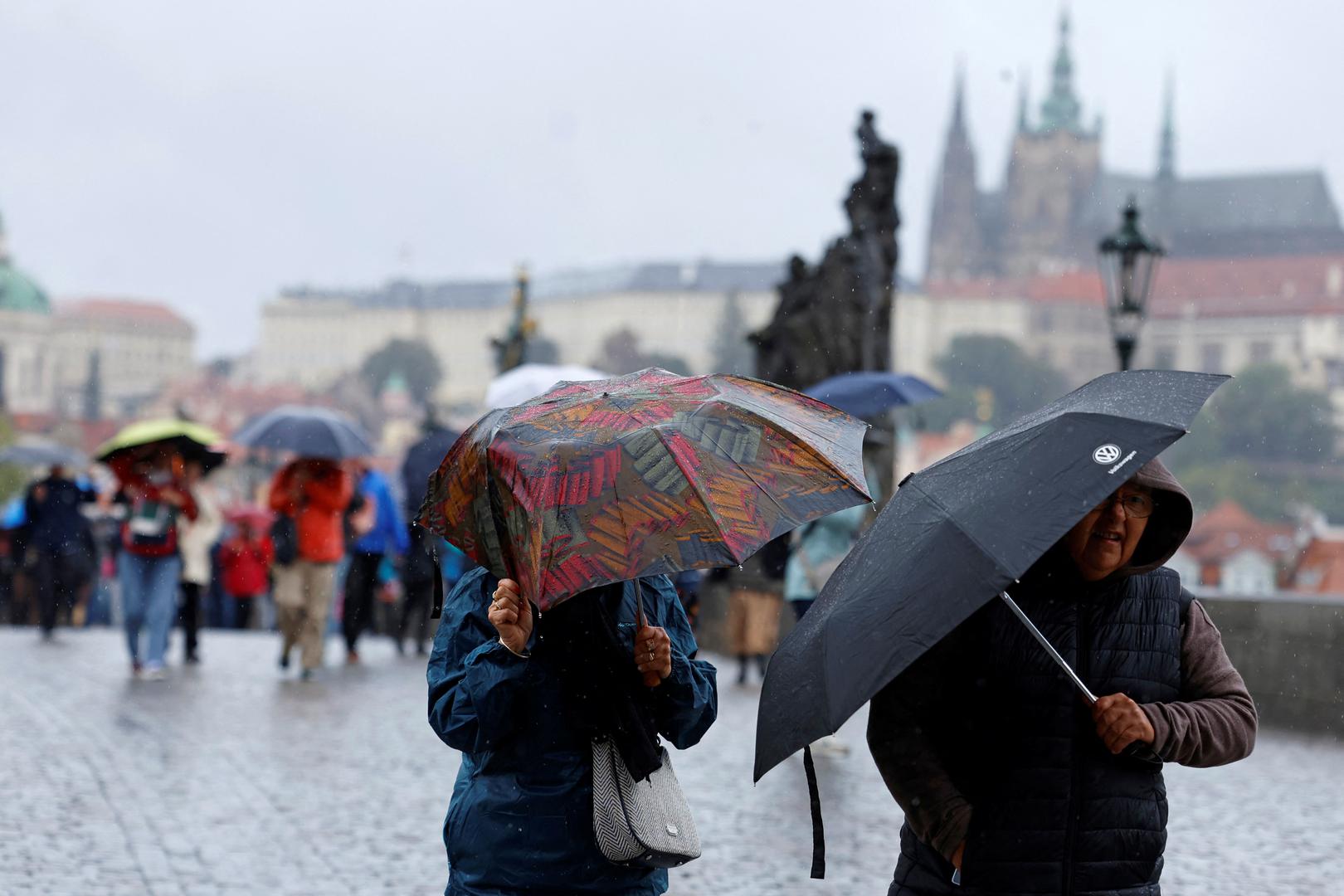 People walk across the medieval Charles Bridge during a rainstorm in Prague, Czech Republic, September 13, 2024. REUTERS/David W Cerny Photo: DAVID W CERNY/REUTERS