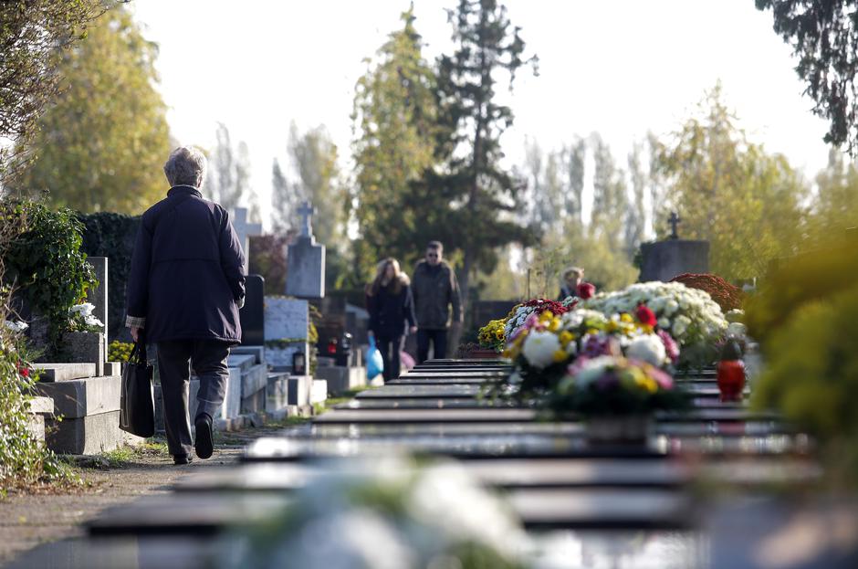 Građani obilaze zagrebačko groblje Mirogoj povodom blagdana Svih svetih