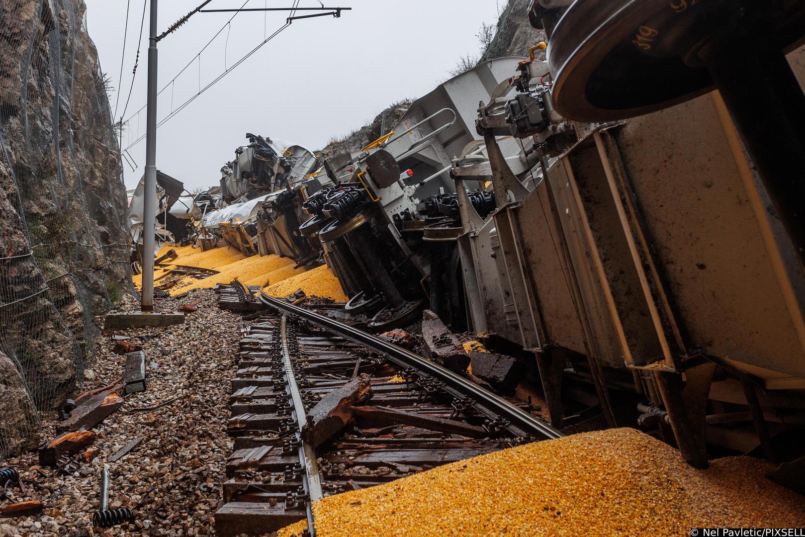 12.12.2023.., Rijeka -  Izmedju kolodvora Meja i Skrljevo jucer je  je do sudara teretnog vlaka prijevoznika Rail Cargo Carrier - Croati i pruznog vozila TMD HZ Infrastrukture.Danas je pocelo je izvlacenje vlaka Photo: Nel Pavletic/PIXSELL