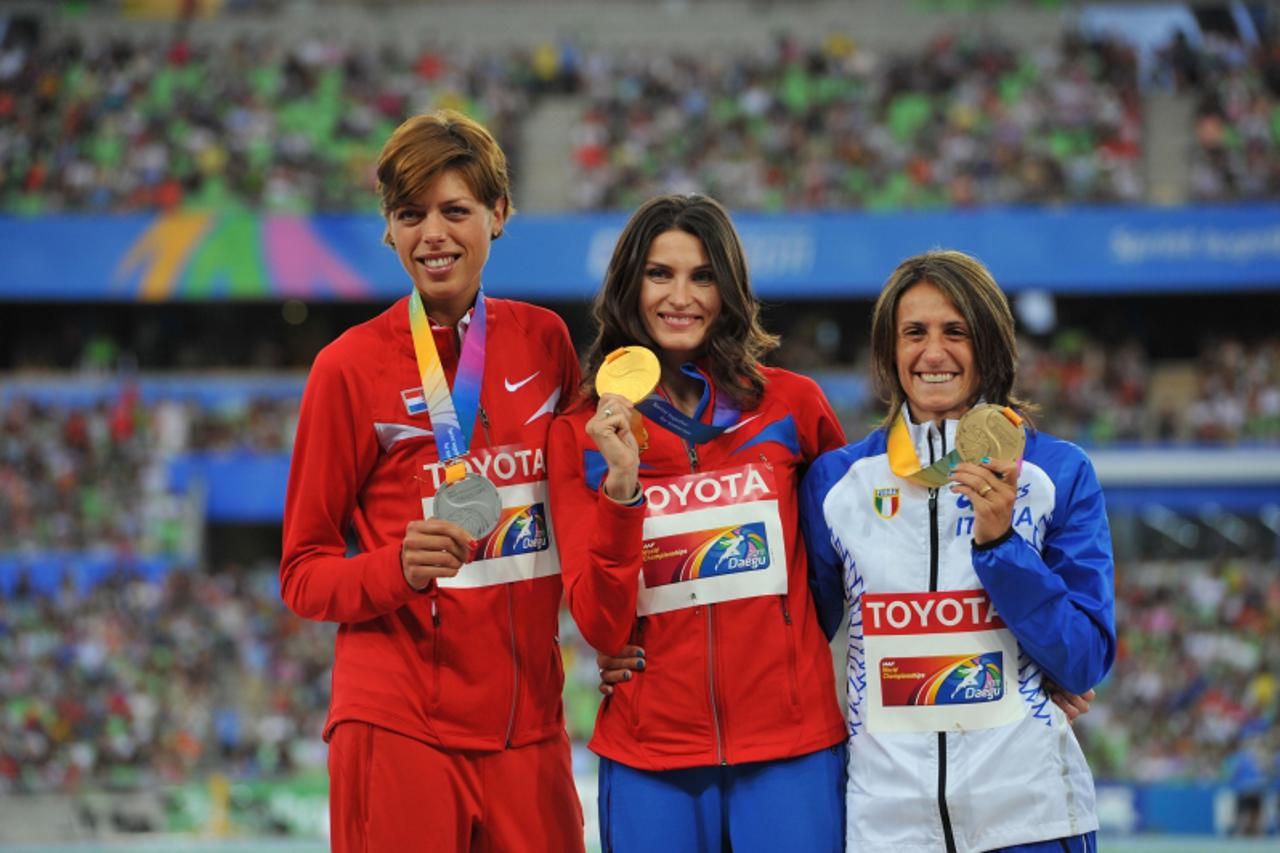 'Gold medallist Russia\'s Anna Chicherova (C) poses with silver medallist Croatia\'s Blanka Vlasic (L) and bronze medallist Italy\'s Antonietta Di Martino (R) during the award ceremony for the women\'