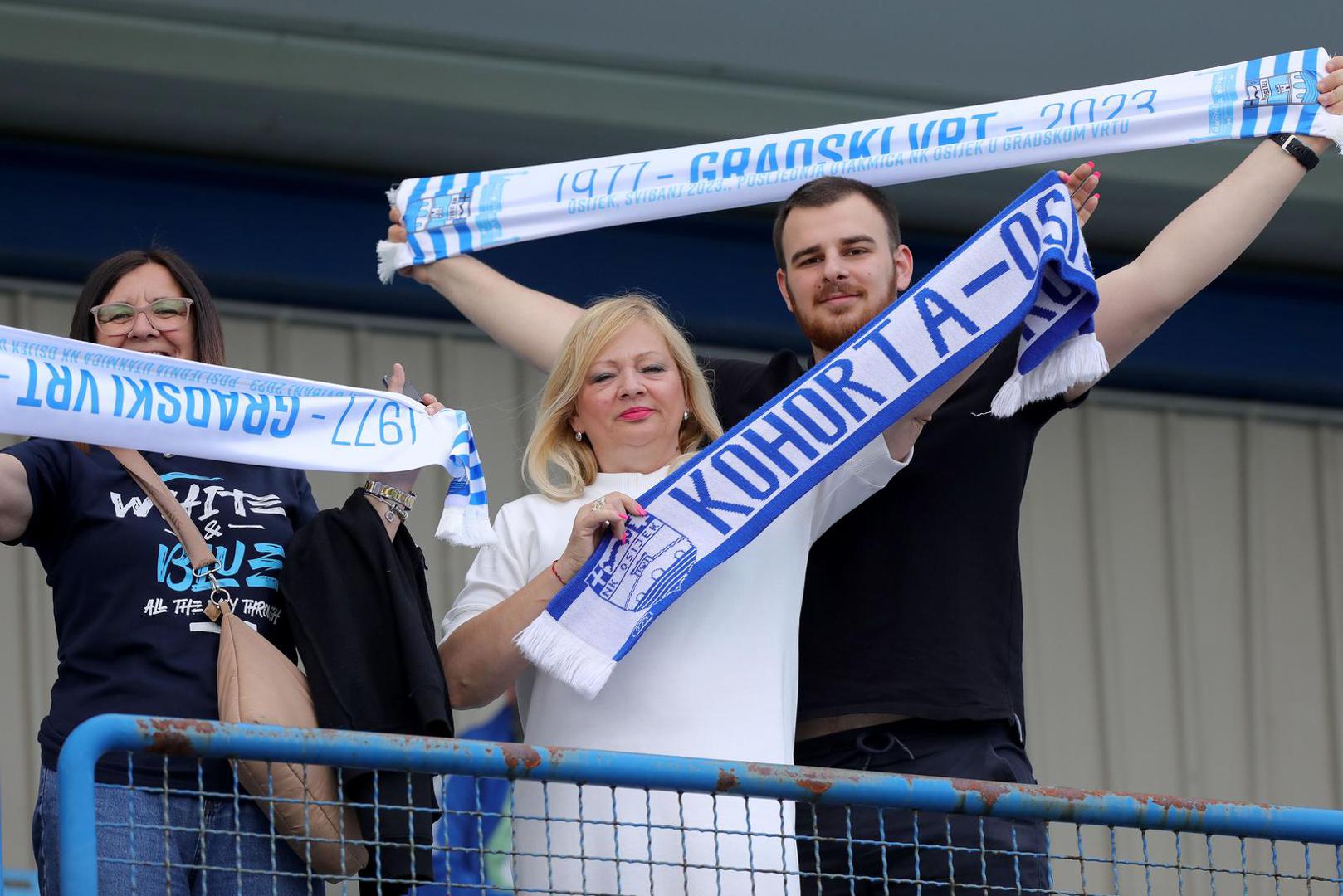 27.05.2023., Osijek - Stadion Gradski vrt, 36. kolo SupreSport HNL NK Osijek - HNK Rijeka. Osijek se oprasta od Gradskog vrta i od slijedece sezone igrat ce na novom stadionu na Pampasu. Navijaci Photo: Dubravka Petric/PIXSELL