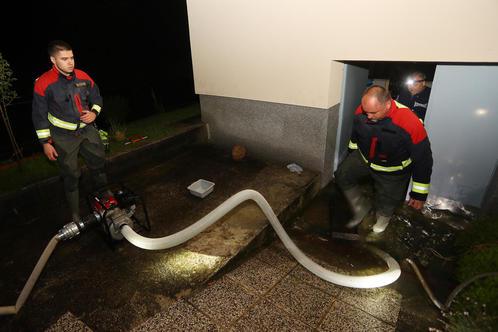 16.05.2023., Duga Resa - Zbog visokog vodostaja rijeke Mreznice poplavljena su brojna naselja oko Duga Rese. U Gornjem Mrzlom Polju brojne kuce su odsjecene i nema struje. Vatrogasci i HGSS  ispumpavaju vodu iz podruma kuca i dovoze vrece sa pijeskom. Photo: Kristina Stedul Fabac/PIXSELL