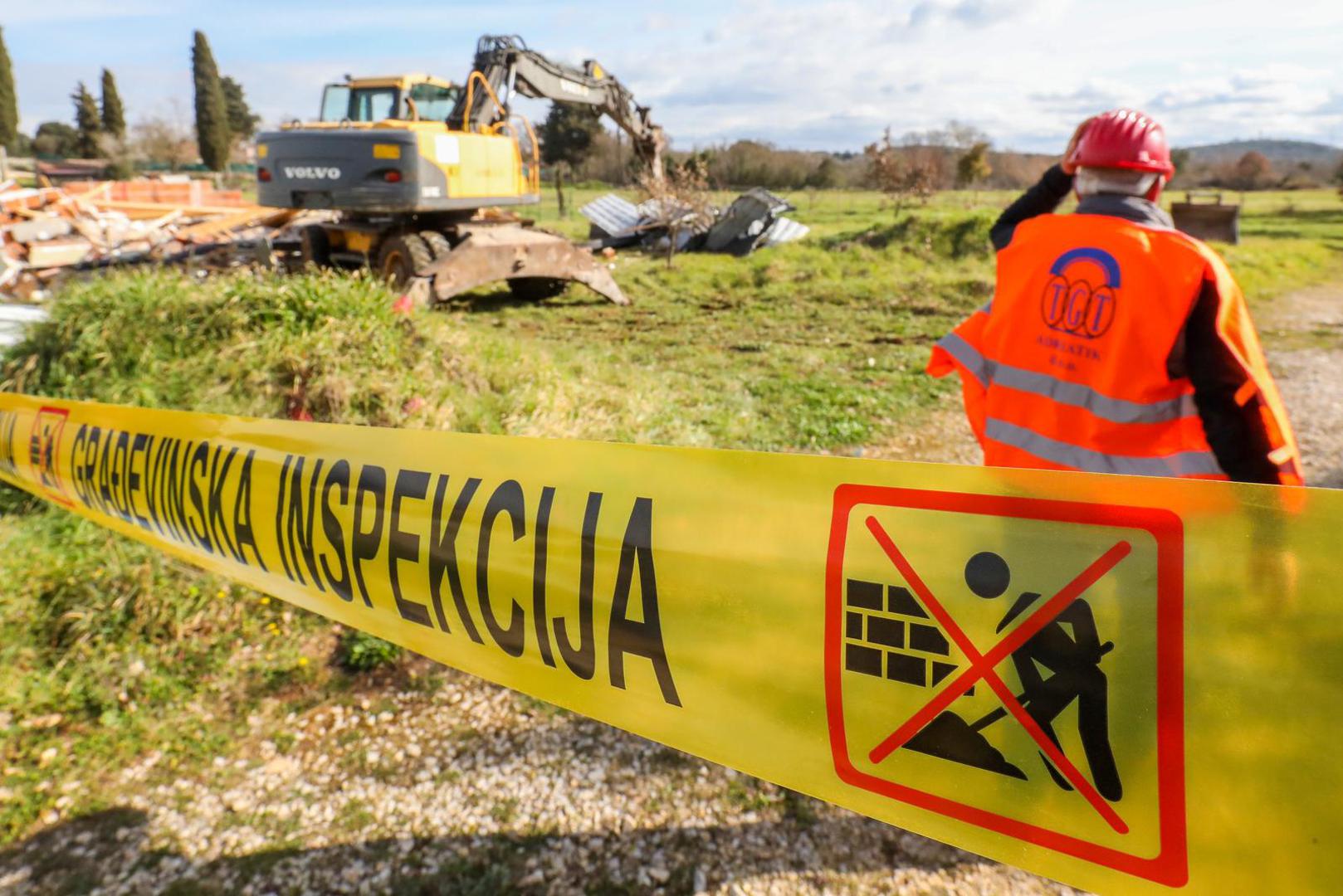 08.03.2023., Rovinj - 
Zapoceli radovi na uklanjanju nezakonito izgradjenih gradjevina na podrucju Istre. Prije rusenja glavni drzavni inspektor dr.sc. Andrija Mikulic dao je izjavu predstavnicima medija. Photo: Srecko Niketic/PIXSELL