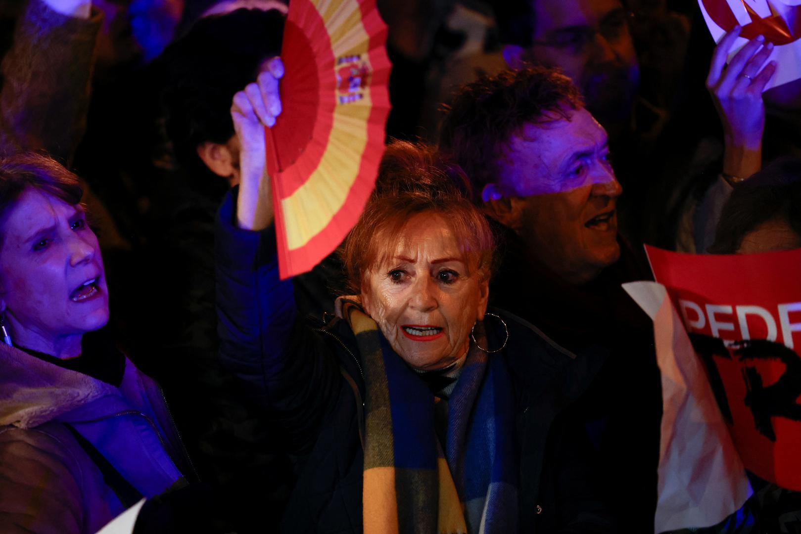 People take part in a protest near to Spain's Socialists Party (PSOE) headquarters, following acting PM Pedro Sanchez negotiations for granting an amnesty to people involved with Catalonia's failed 2017 independence bid in Madrid, Spain, November 6, 2023. REUTERS/Juan Medina Photo: JUAN MEDINA/REUTERS